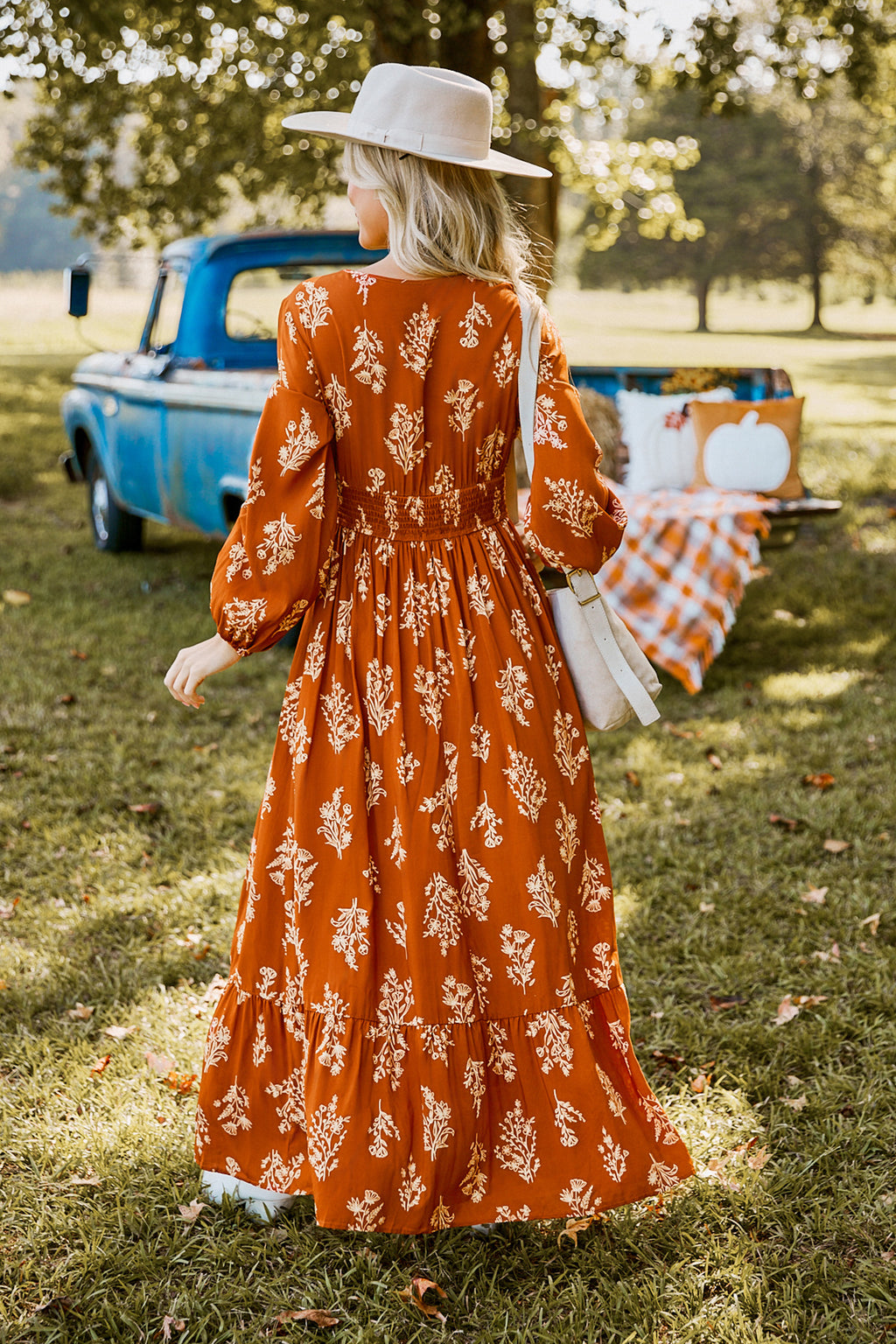 Orange Maxikleid mit Blumenmuster und gesmokter Taille