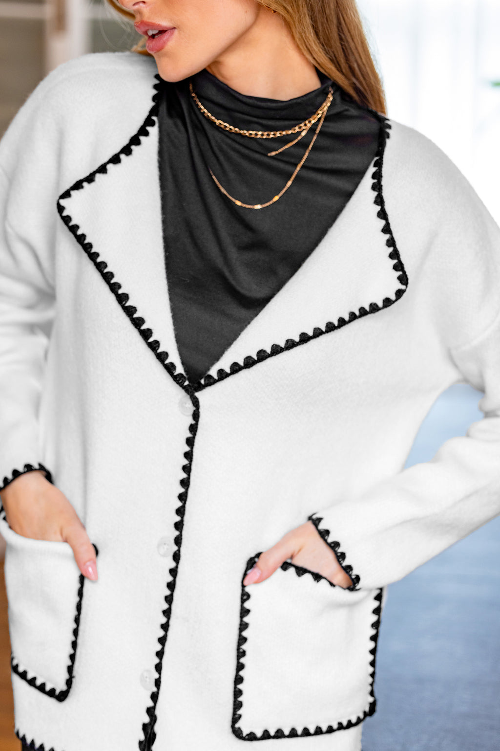 Weiße V-Ausschnitt Strickjacke