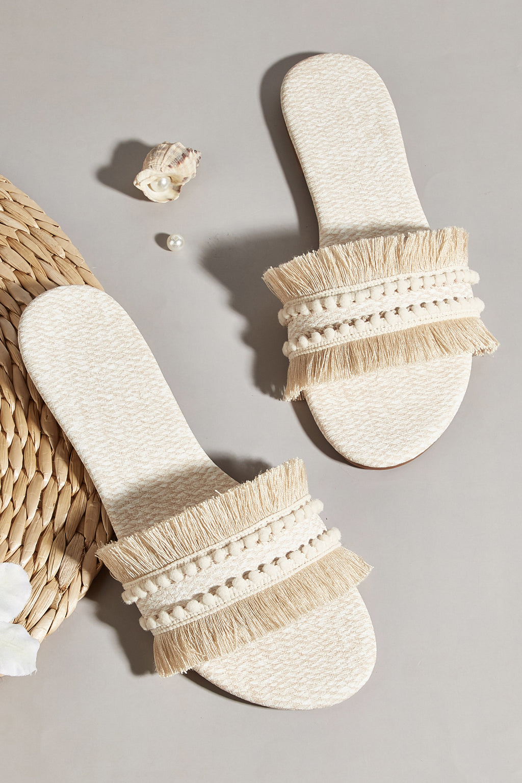 Strohsandalen mit Fransen