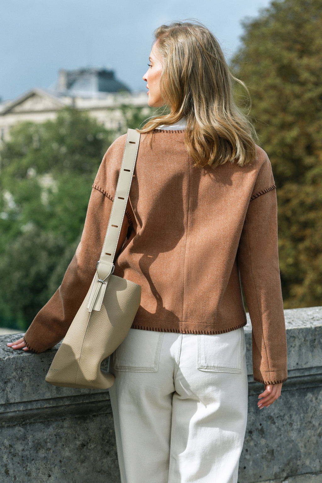 Braune Jacke mit Kontrastnähten