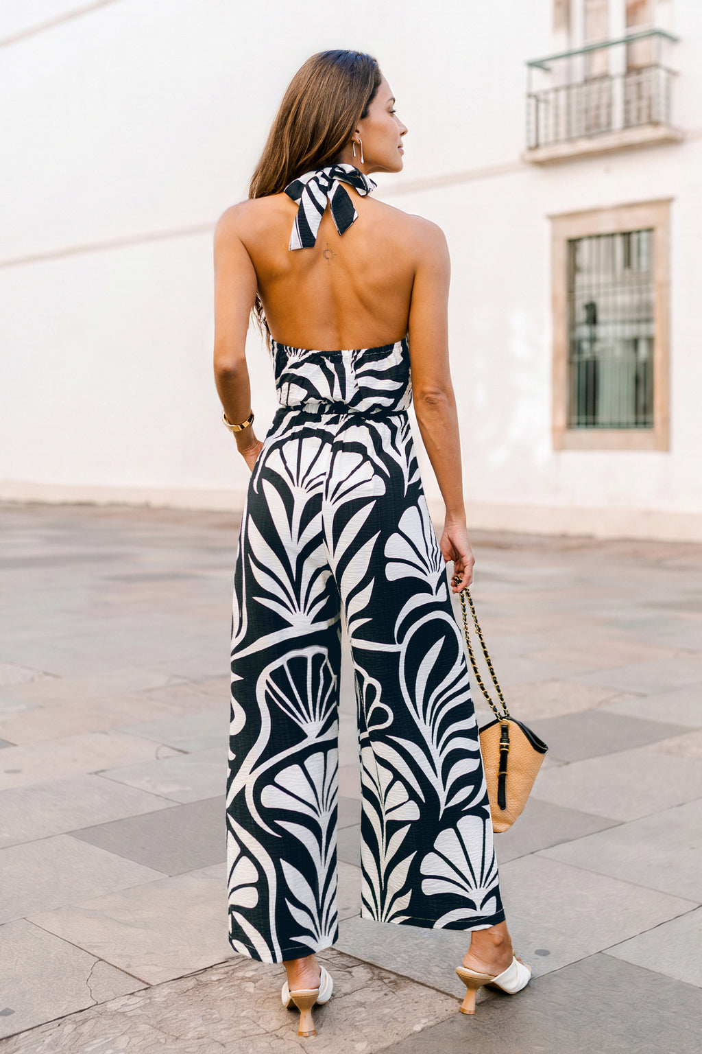 Schwarzer ärmelloser Jumpsuit mit hohem Ausschnitt