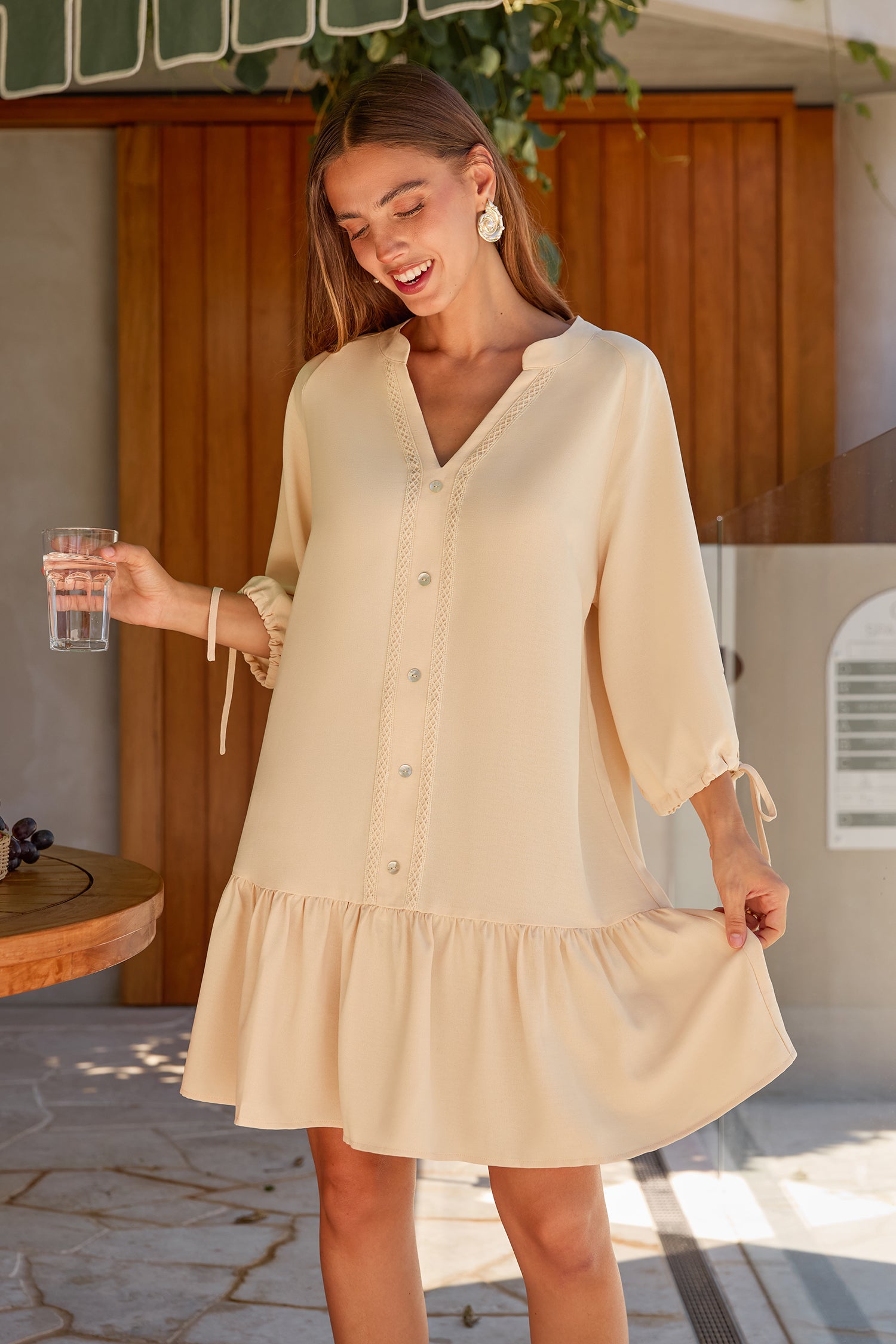 Beiges Halbarm-Minikleid
