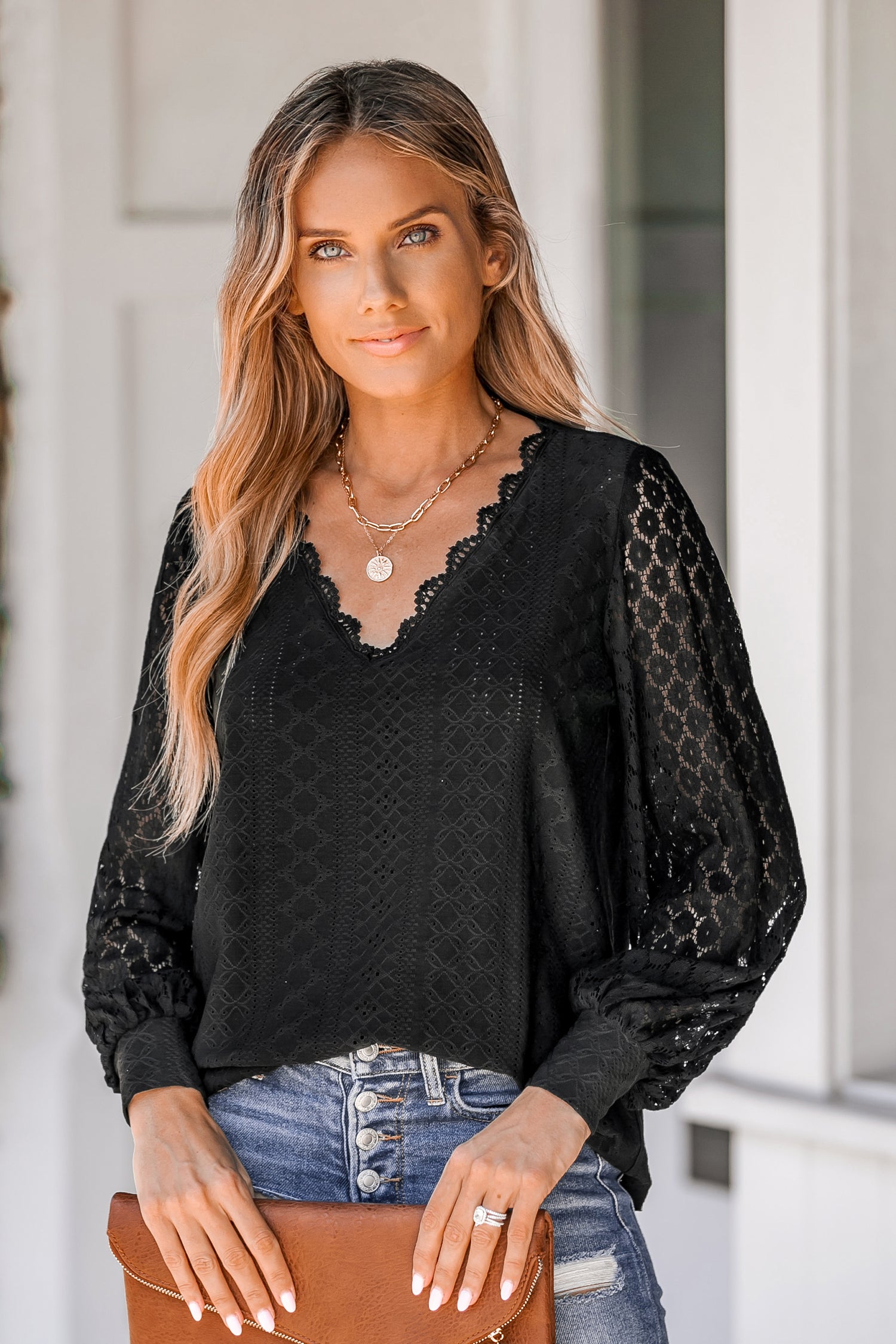 Bluse mit V-Ausschnitt aus Spitze mit Wellenschliff