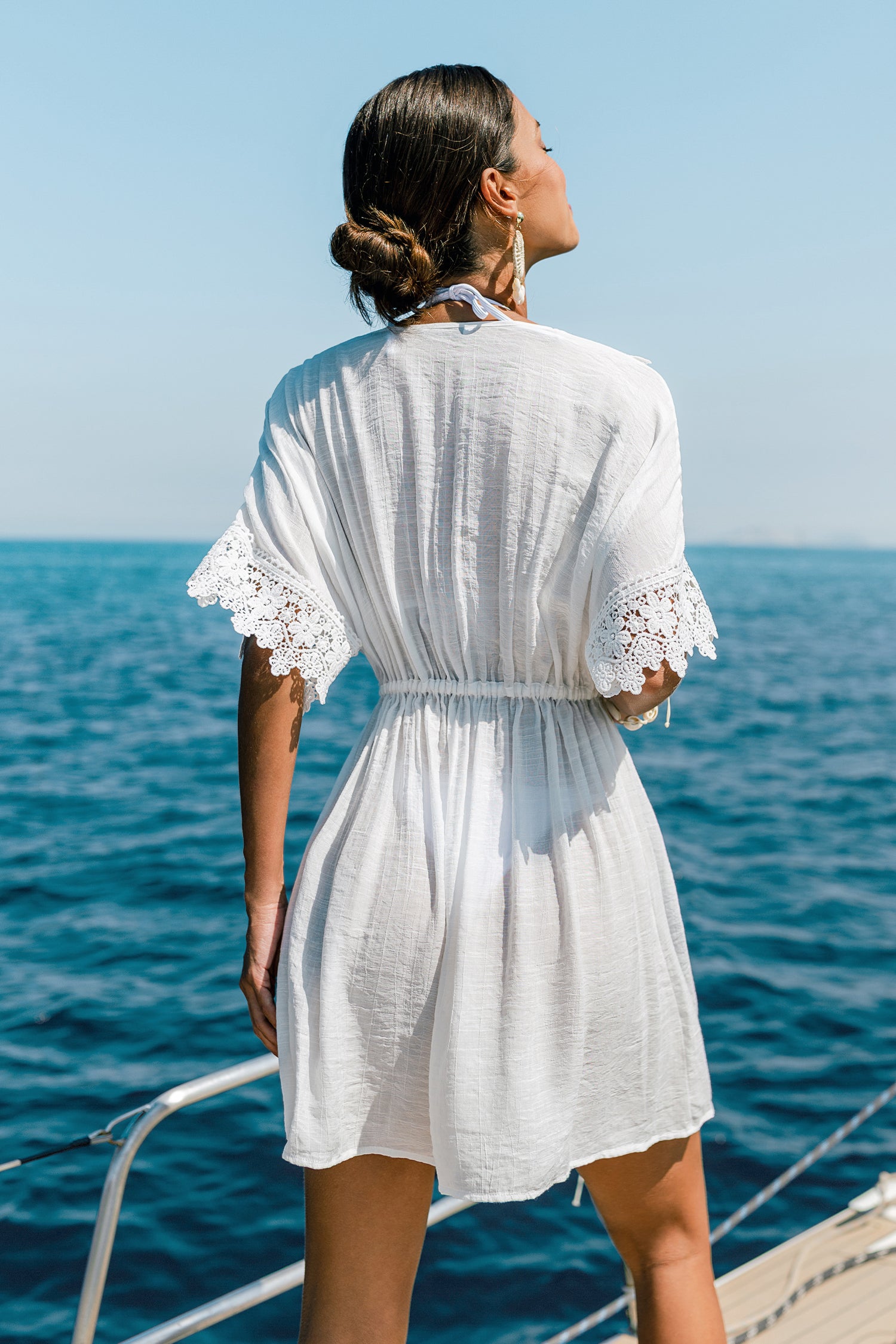 Weißes Kurzarm Tiefer Ausschnitt Mini-Strick-Strandkleid