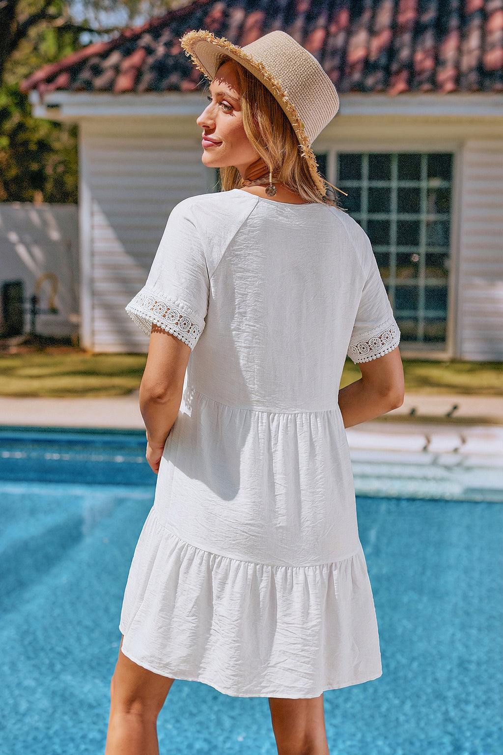Weißes Kurzarm V-Ausschnitt Mini-Strandkleid