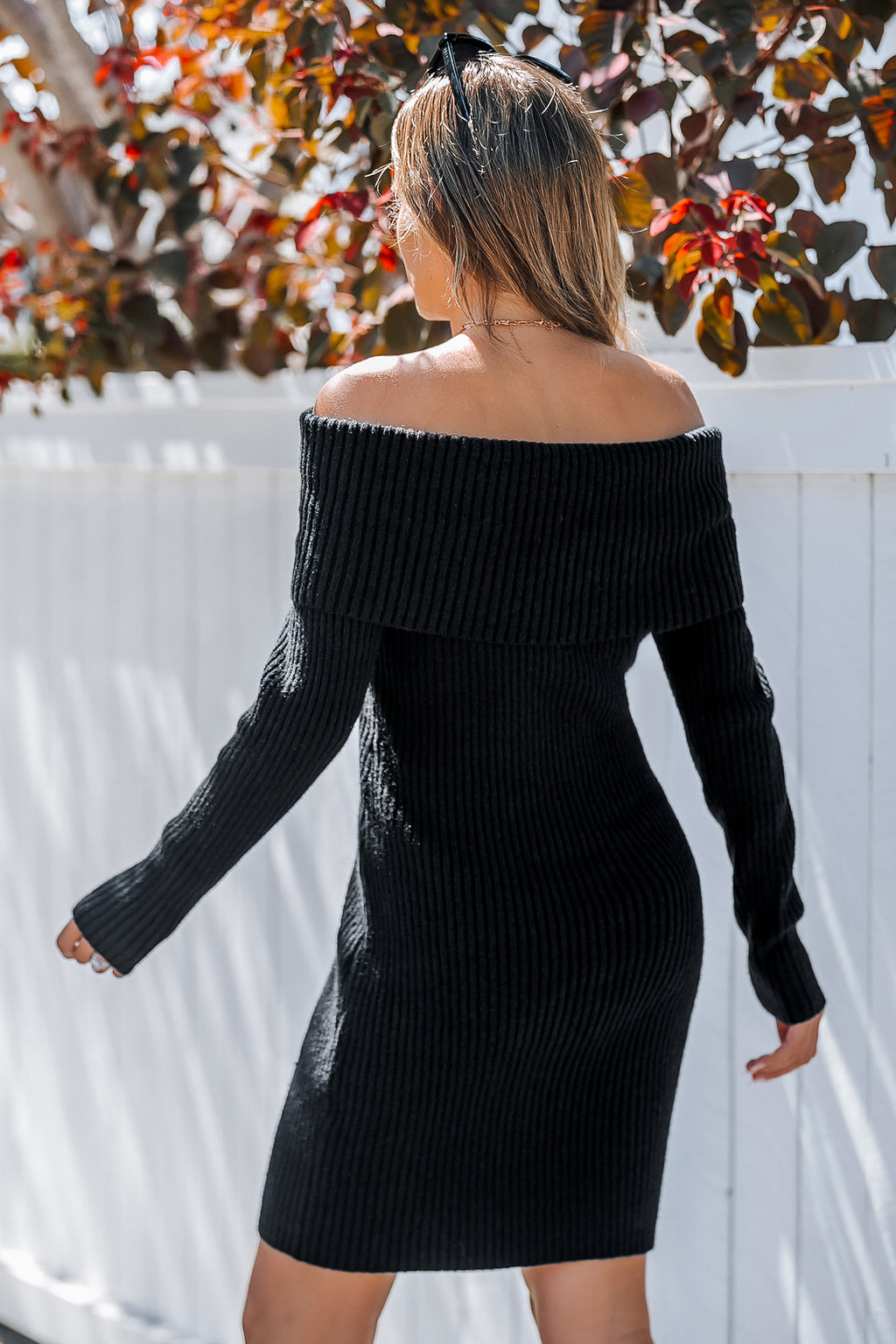 Schwarzes geripptes schulterfreies langärmeliges Minikleid