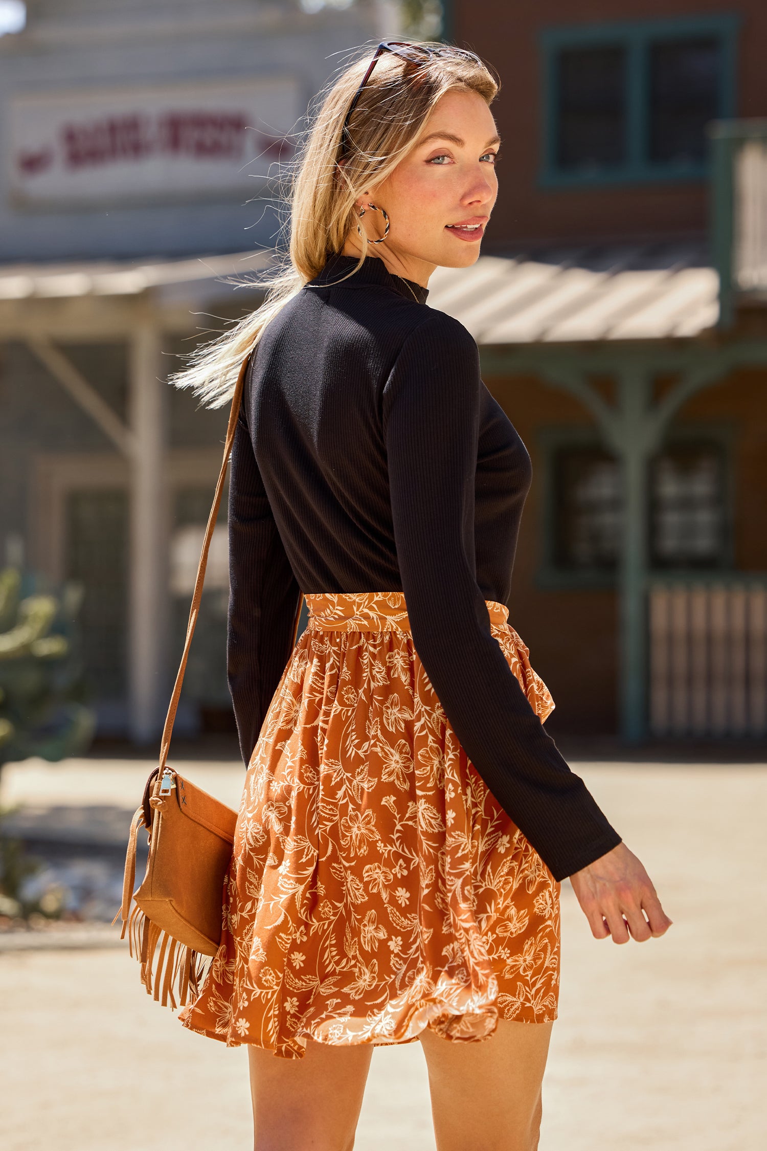 Hoher Ausschnitt Lange Ärmel Minikleid mit Blumenmuster