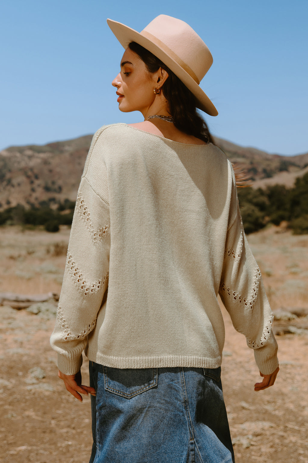 Beige Langarm-Strickoberteil mit V-Ausschnitt