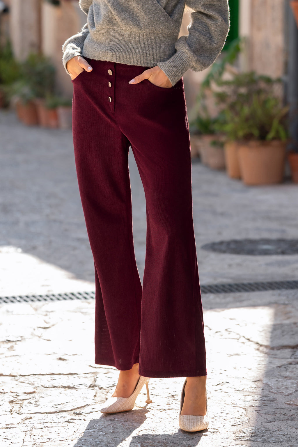 Rote Hose mit Seitentaschen