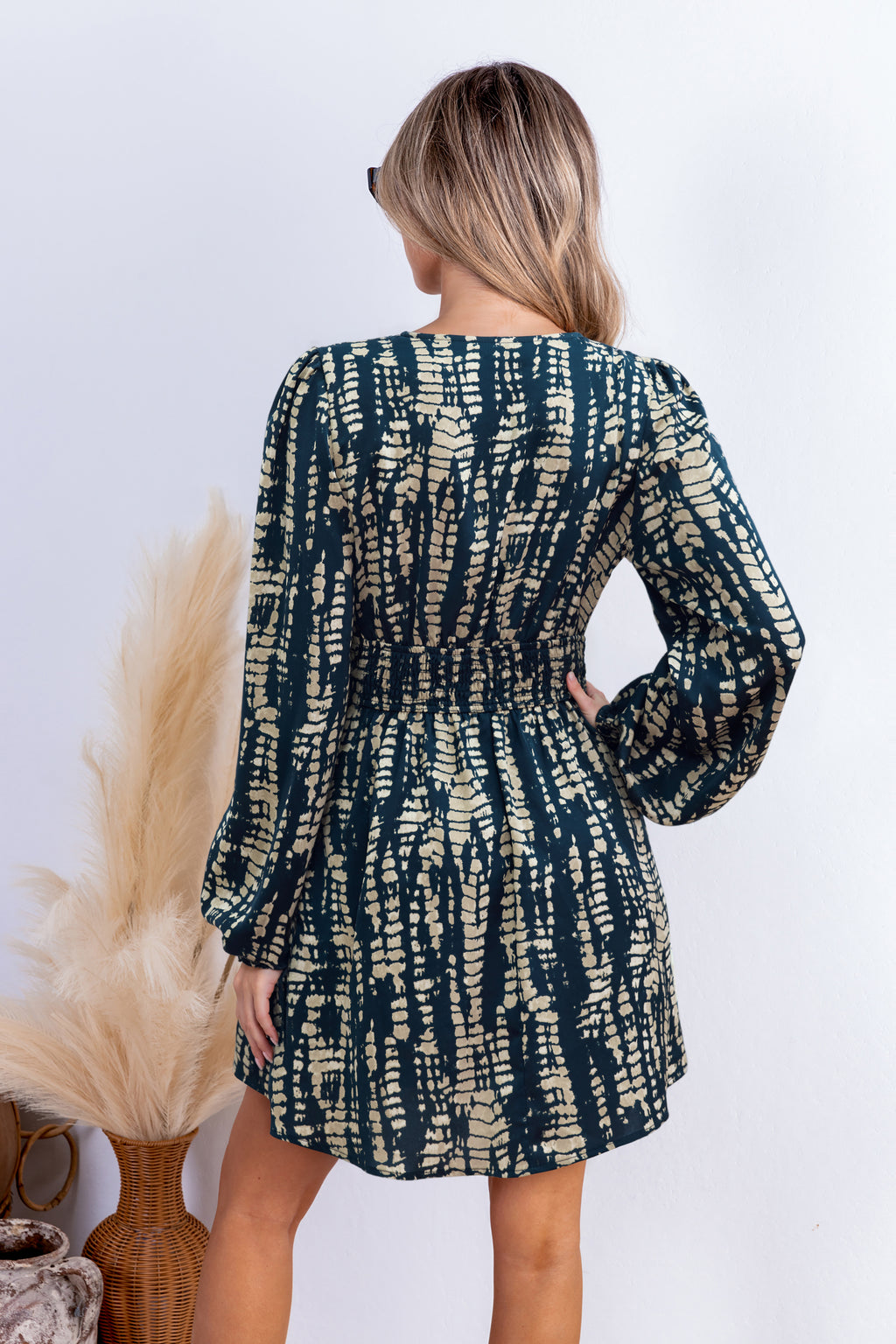 Abstraktes Lange Ärmel Tiefer Ausschnitt Minikleid