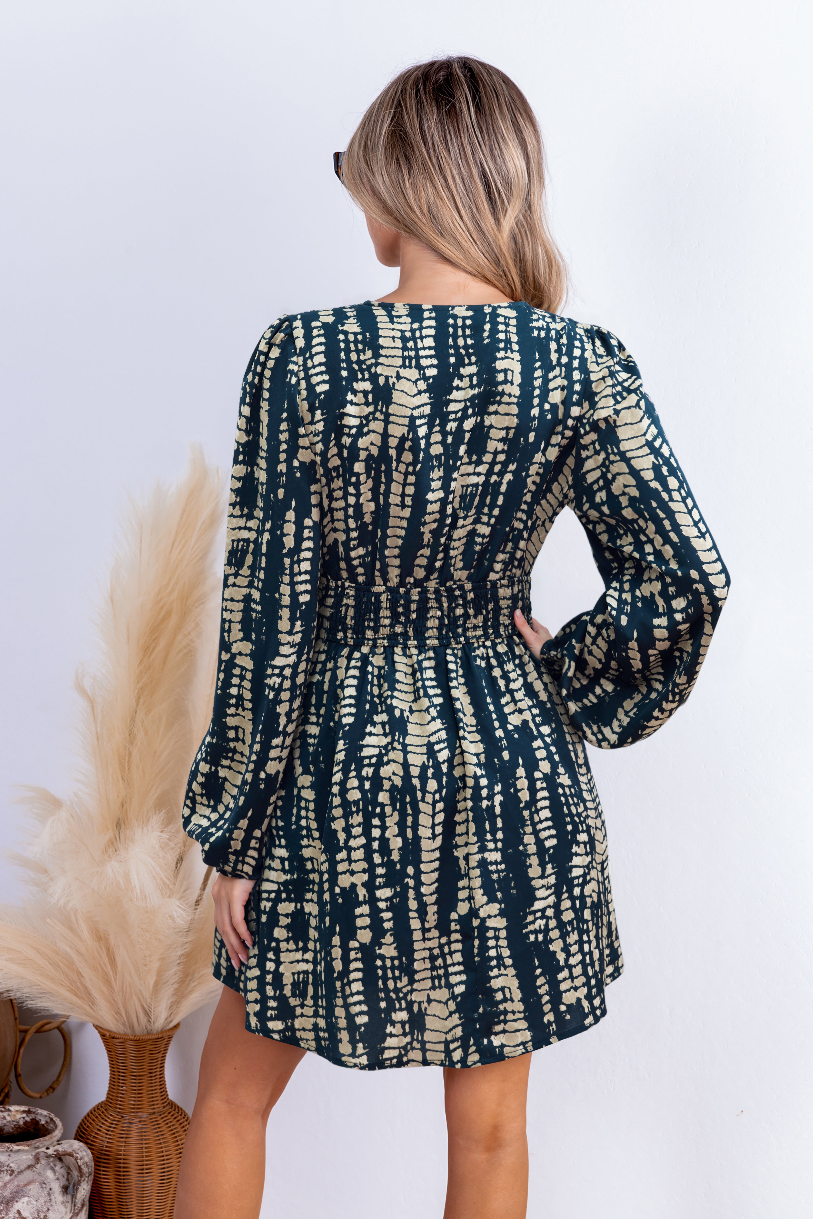 Abstraktes Lange Ärmel Tiefer Ausschnitt Minikleid