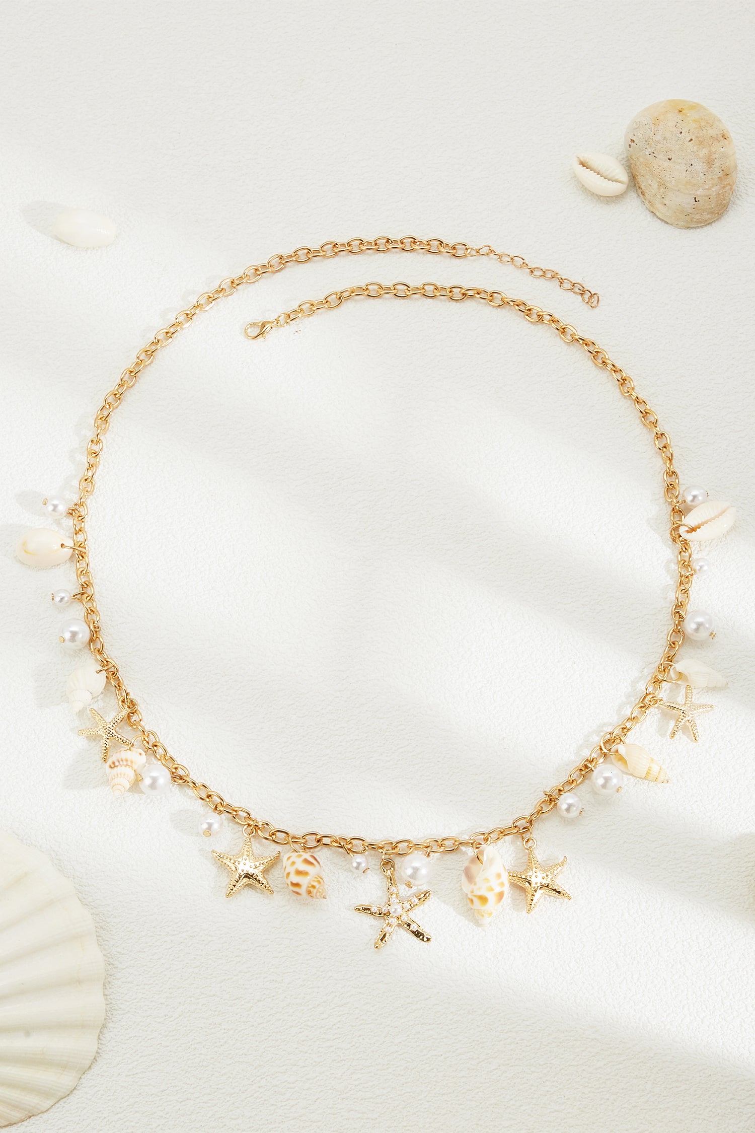 Goldfarbene Hüftkette mit Muschelanhängern