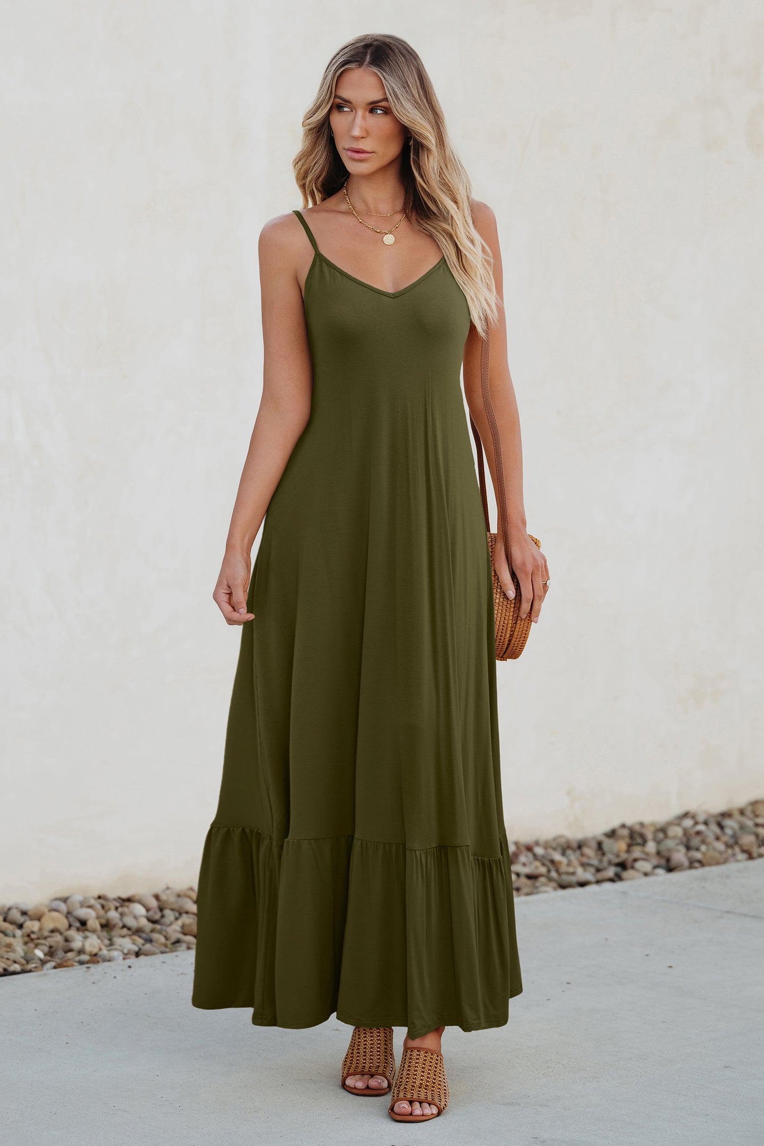 Grünes Maxikleid mit gerüschtem Saum