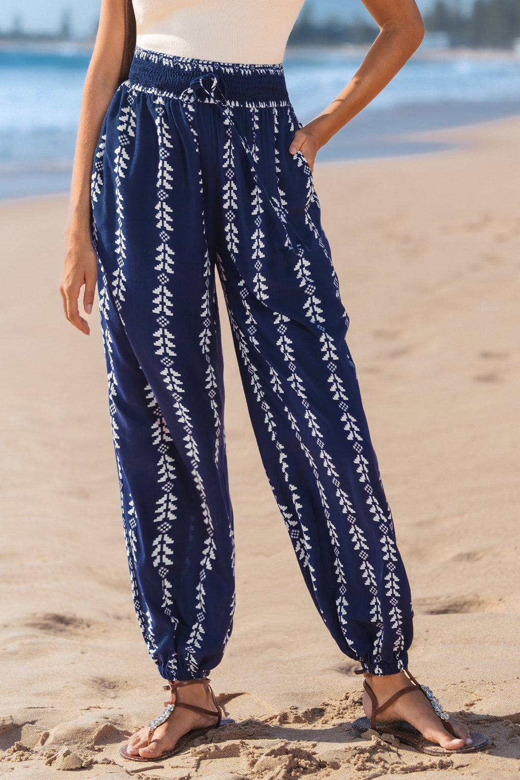 Marineblaue Boho-Strandhose mit konischem Schnitt