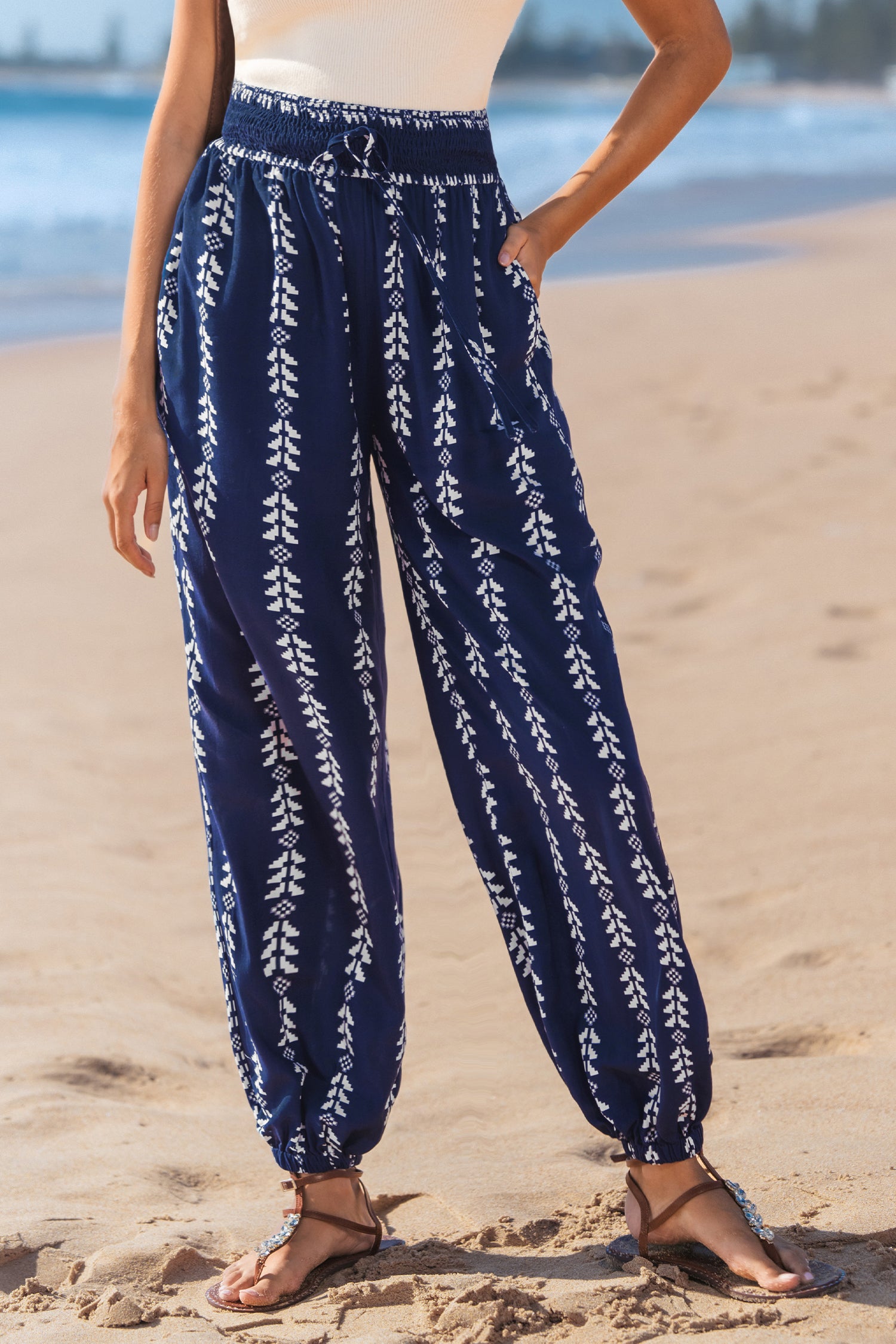 Marineblaue Boho-Strandhose mit konischem Schnitt