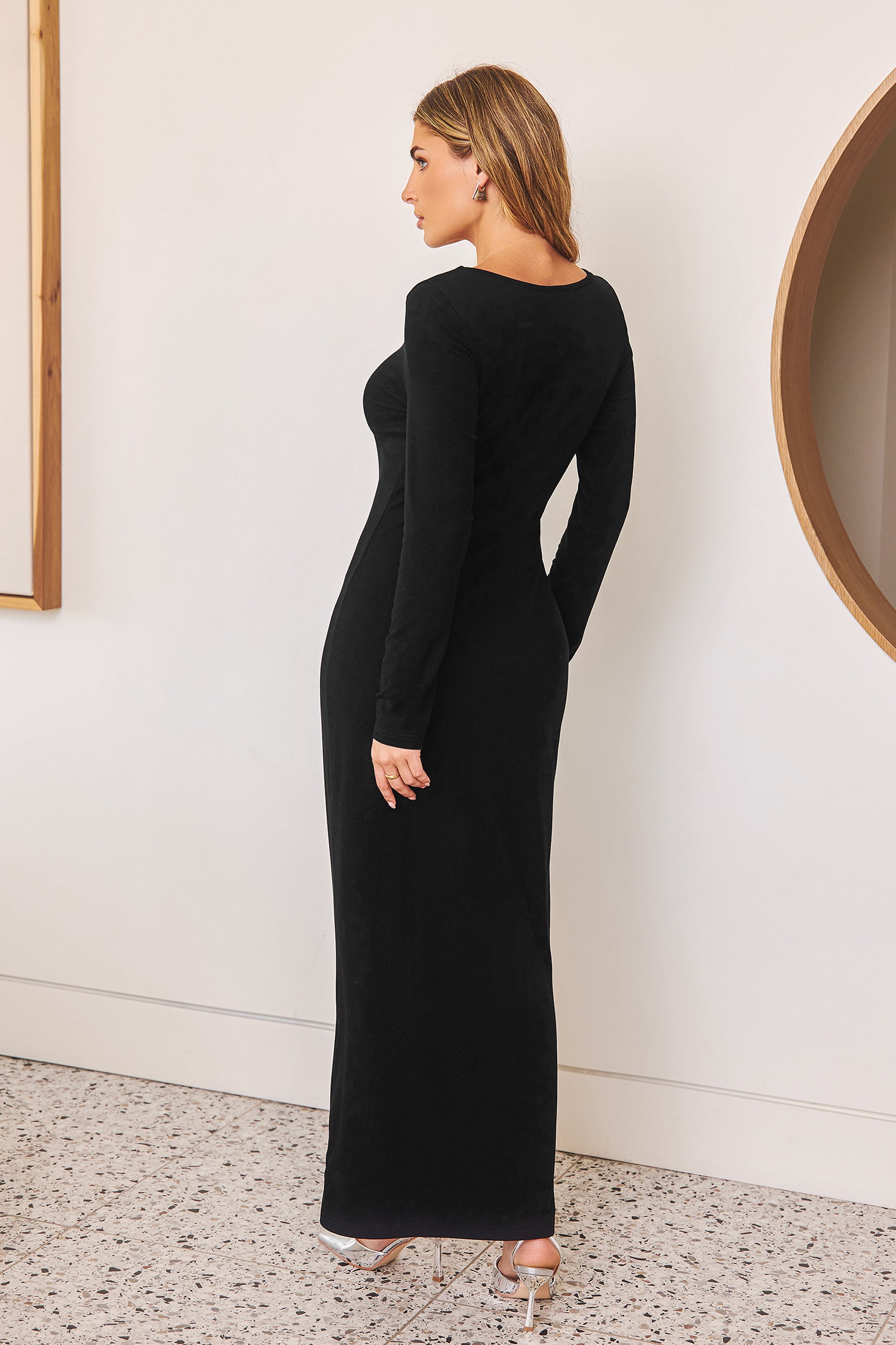 Schwarzes Langärmeliges Strick-Maxikleid mit Schlüsselloch