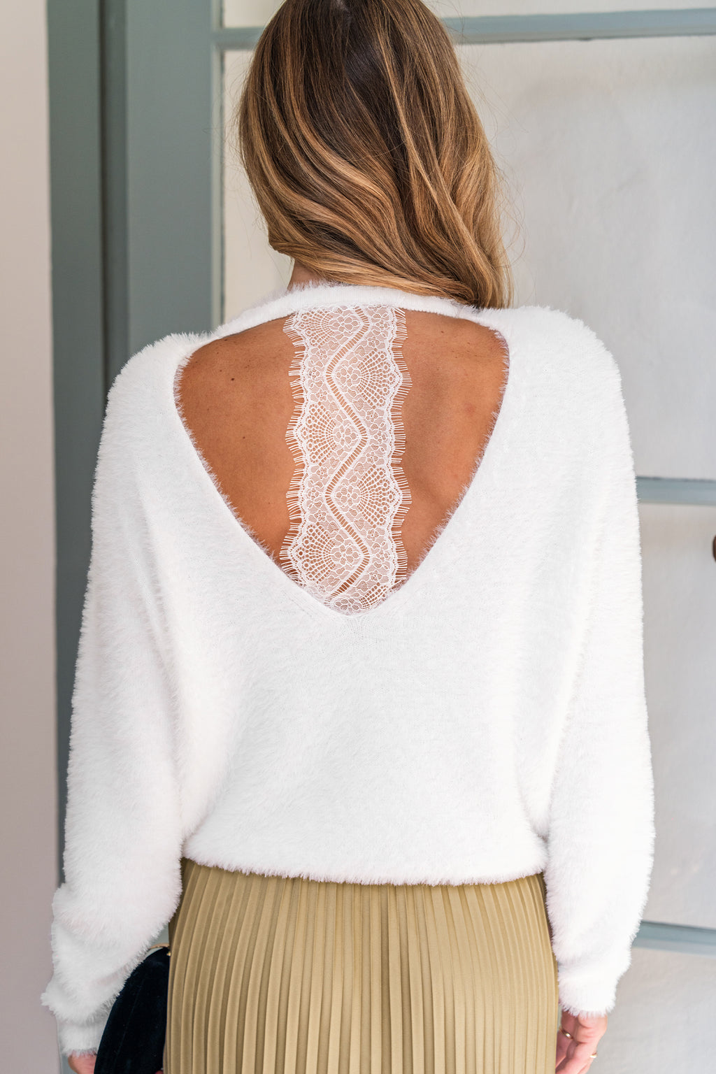 Weißer Pullover mit offenem Rücken