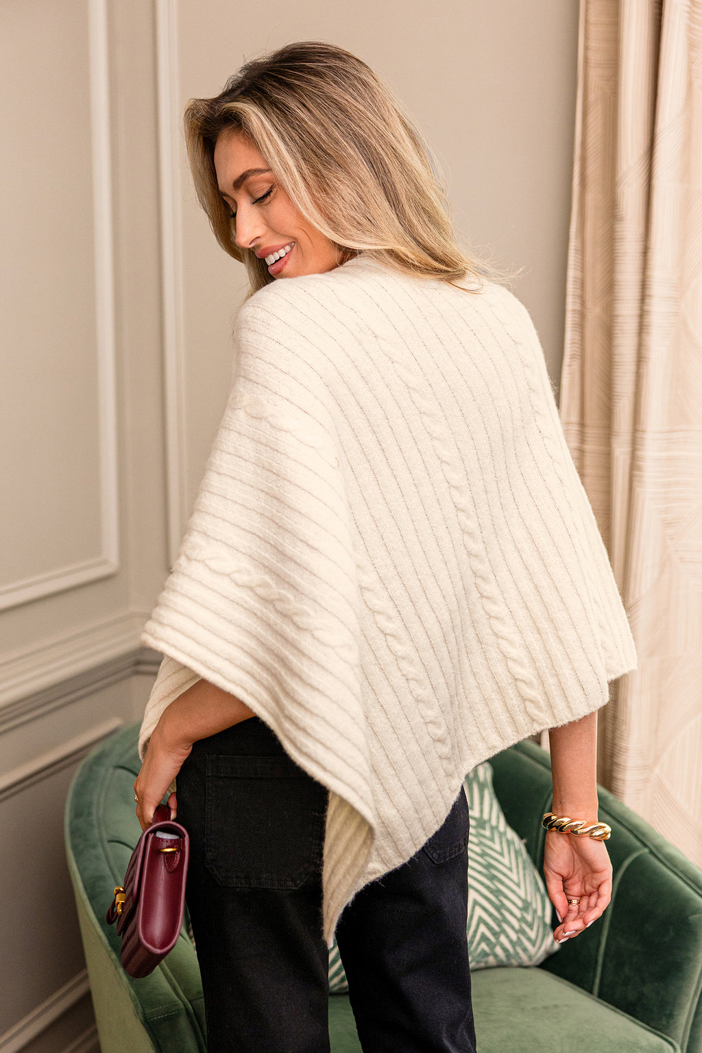Weißer Poncho-Pullover mit Zipfelsaum