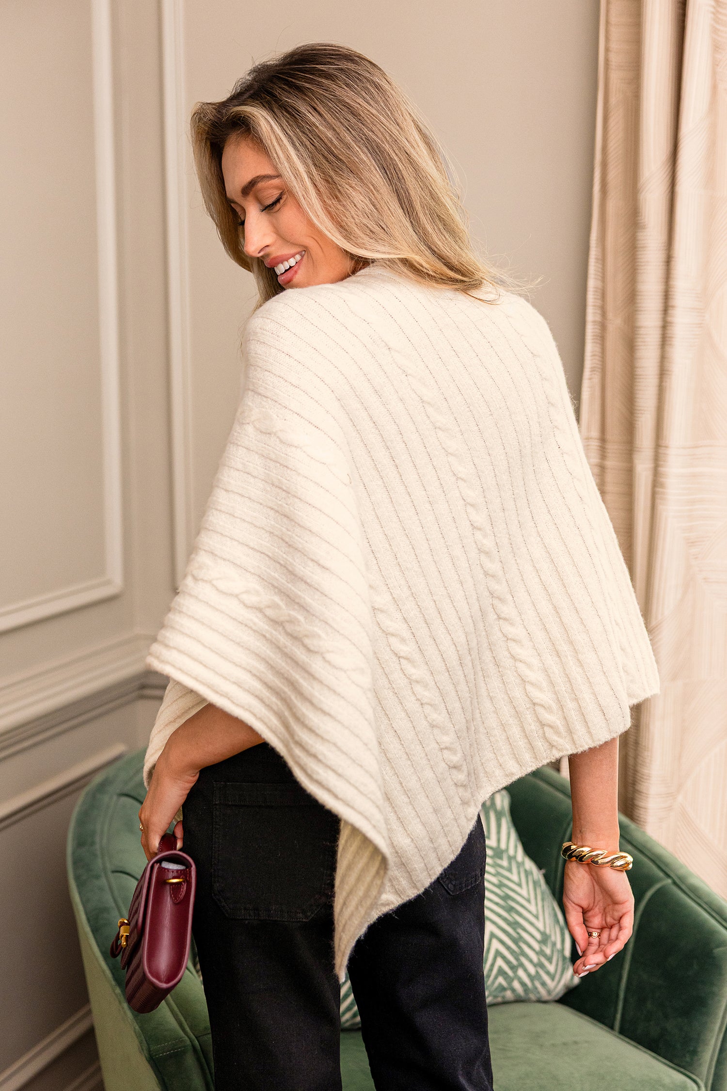 Weißer Poncho-Pullover mit Zipfelsaum