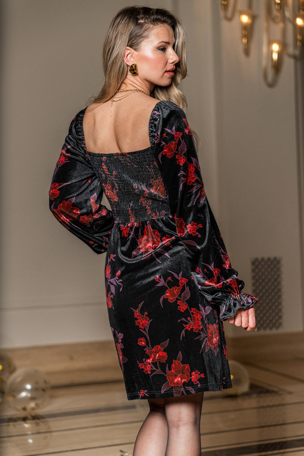 Schwarzes Herzausschnitt Mini-Samtkleid mit Blumenmuster