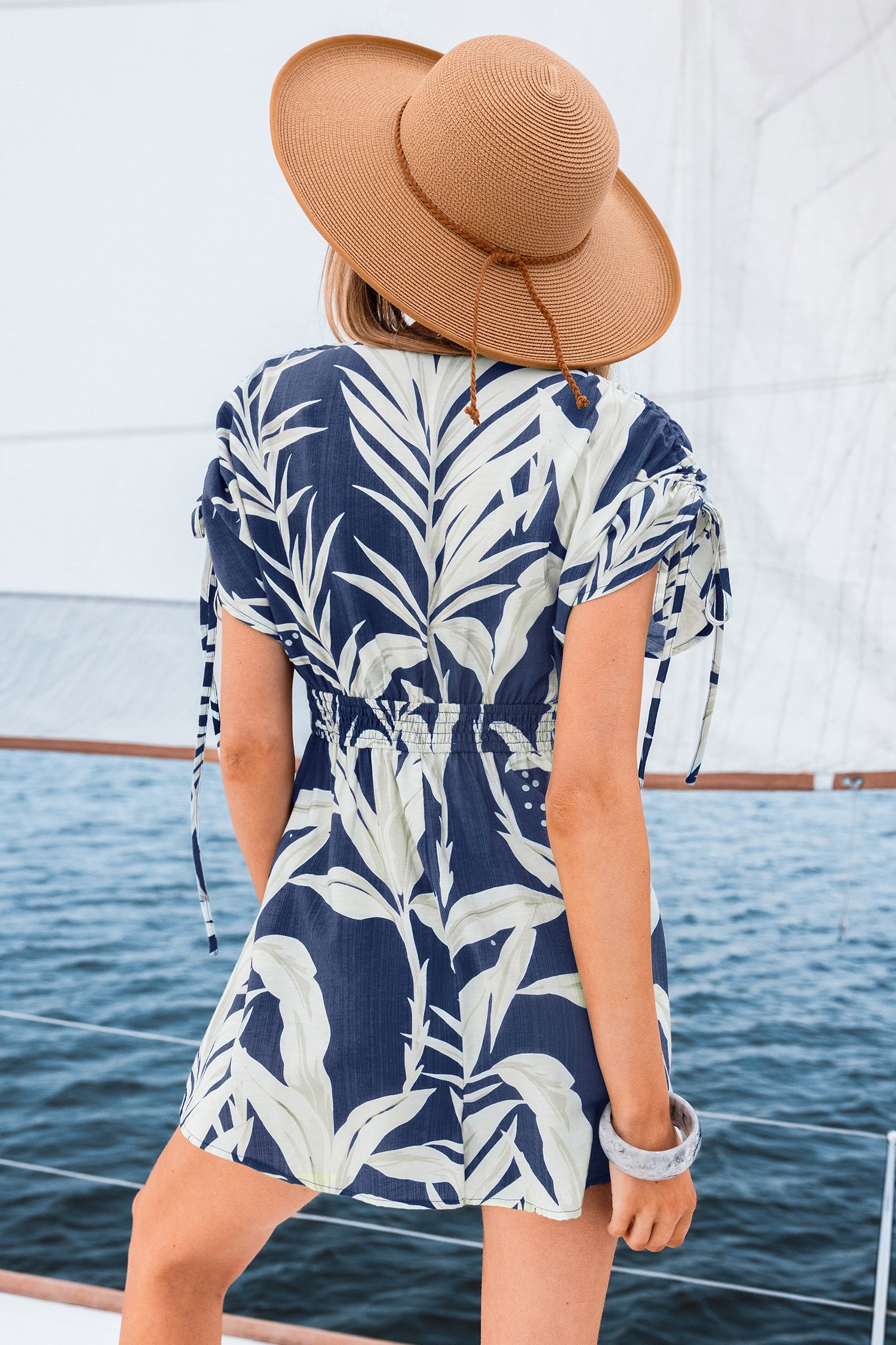 Blau-Weißer Tropischer Kurzarm Wickel-Jumpsuit