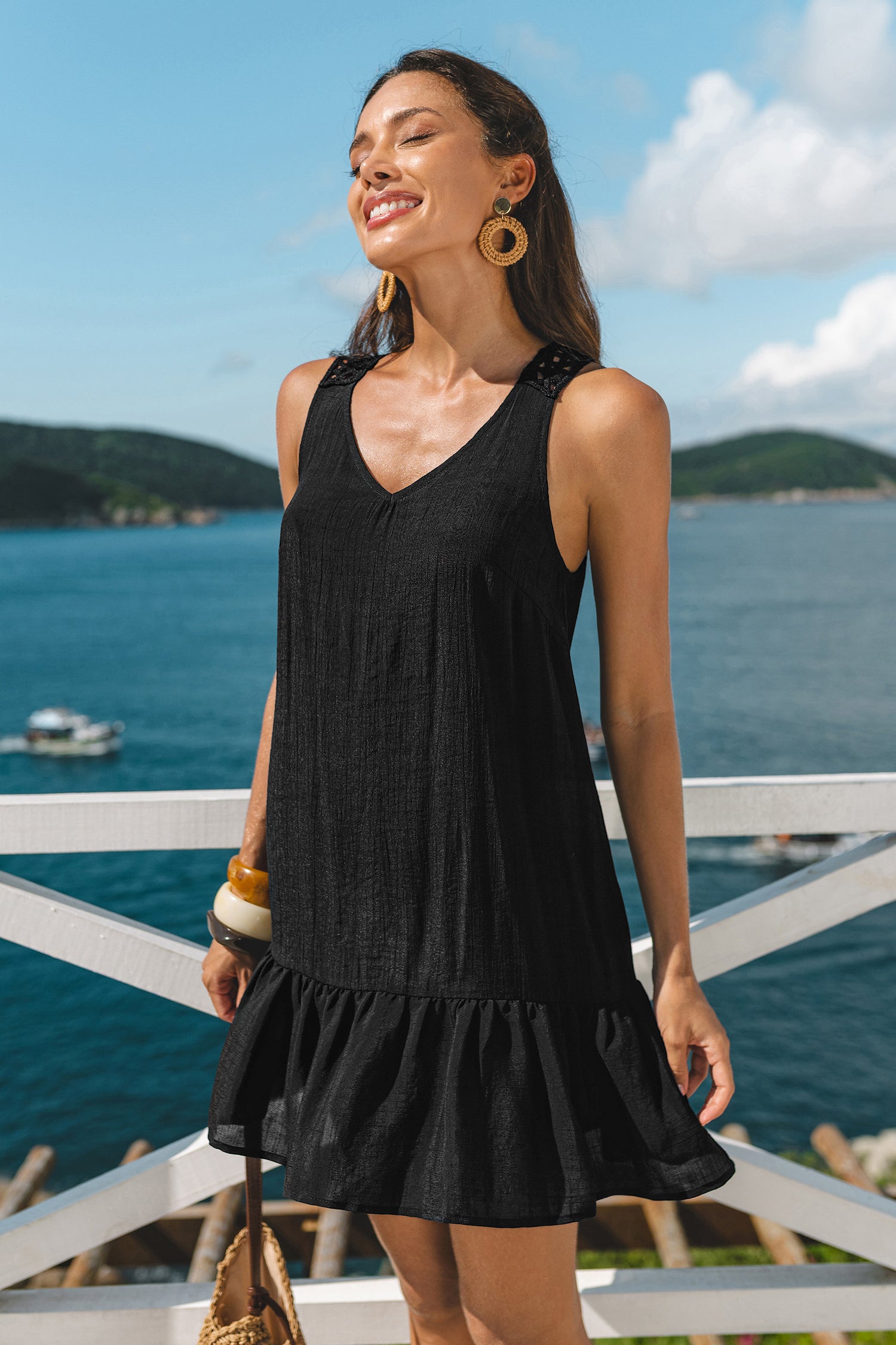 Schwarzes V-Ausschnitt Ärmelloses Mini-Strandkleid mit Rüschensaum