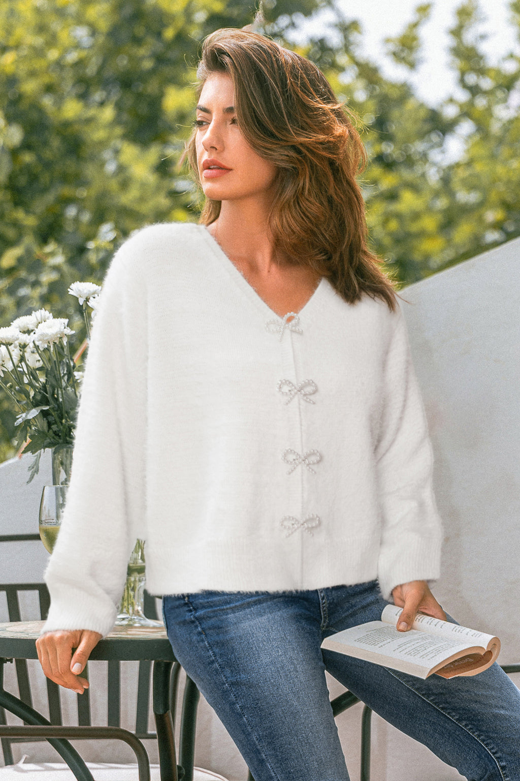 Weiße V-Ausschnitt Strickjacke mit Schleifendetails