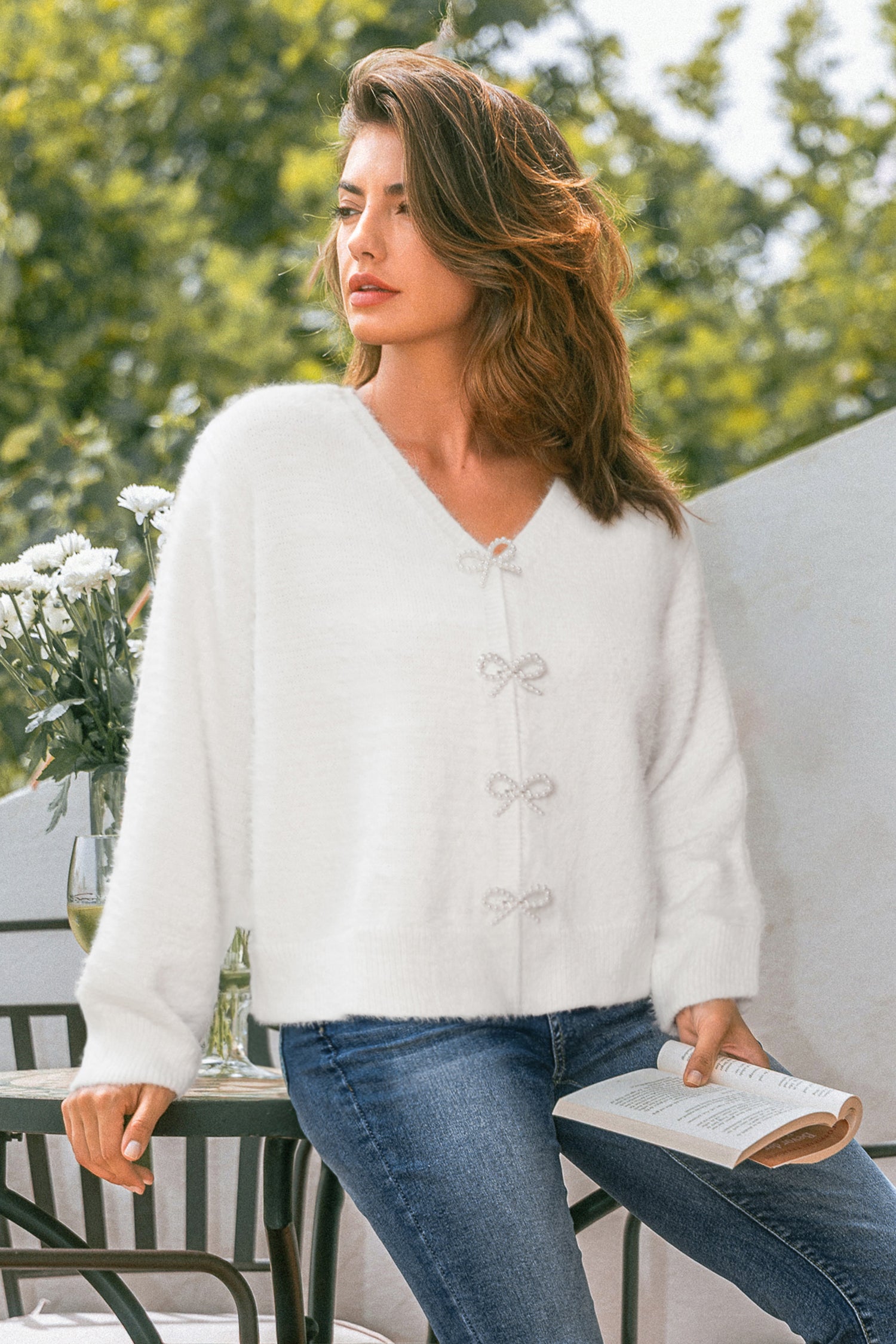 Weiße V-Ausschnitt Strickjacke mit Schleifendetails