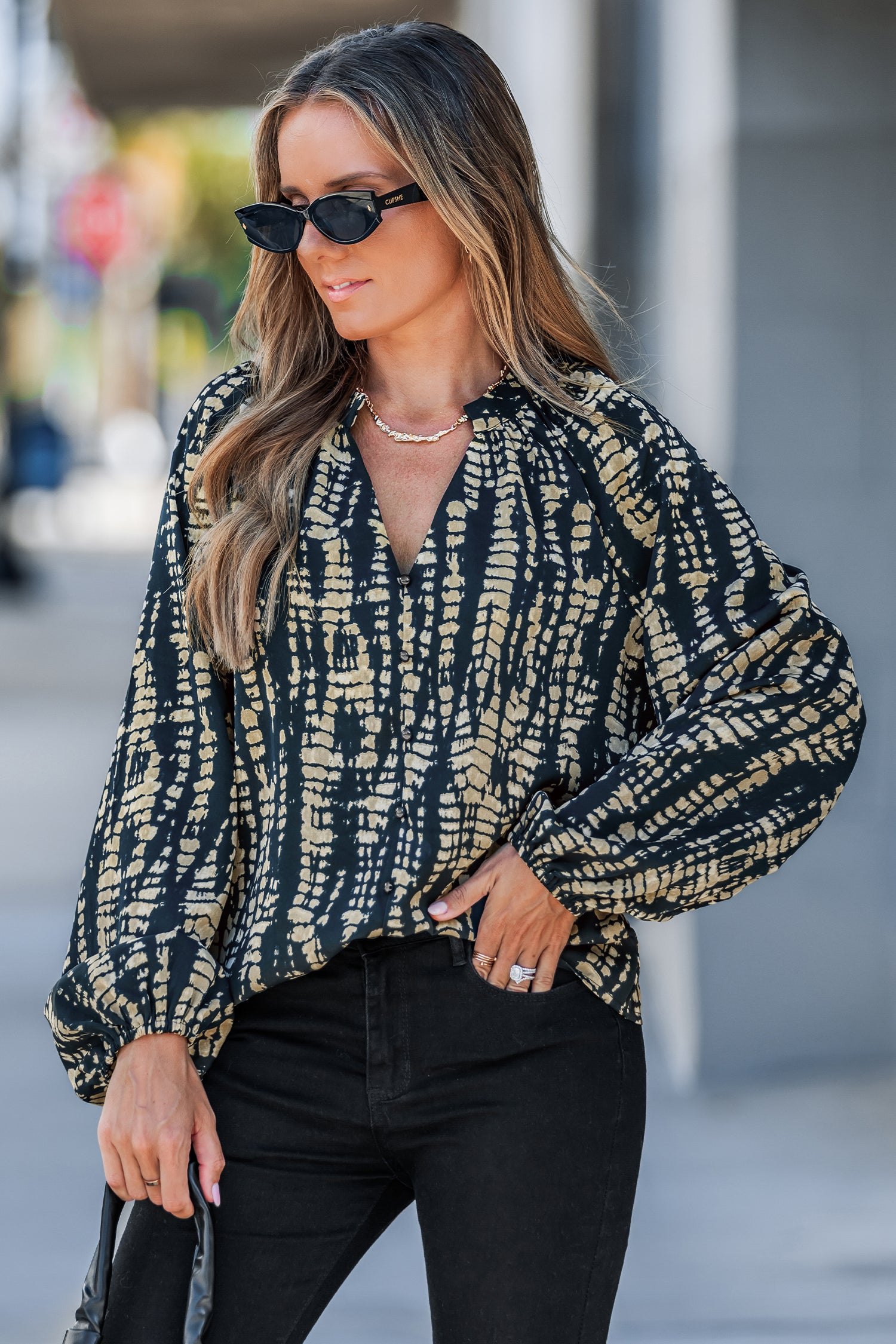 Abstraktes V-Ausschnitt Top