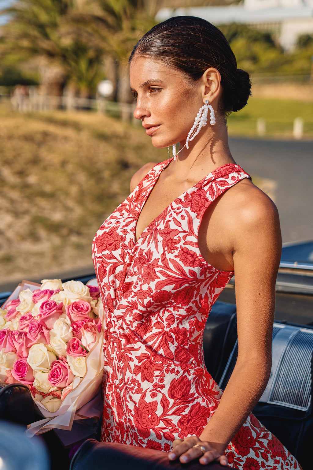 Rotes Ärmelloses V-Ausschnitt Midikleid mit Blumenmuster