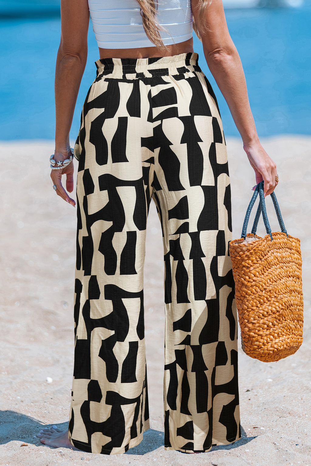 Stoffhose mit abstraktem Muster und Paperbag-Bund
