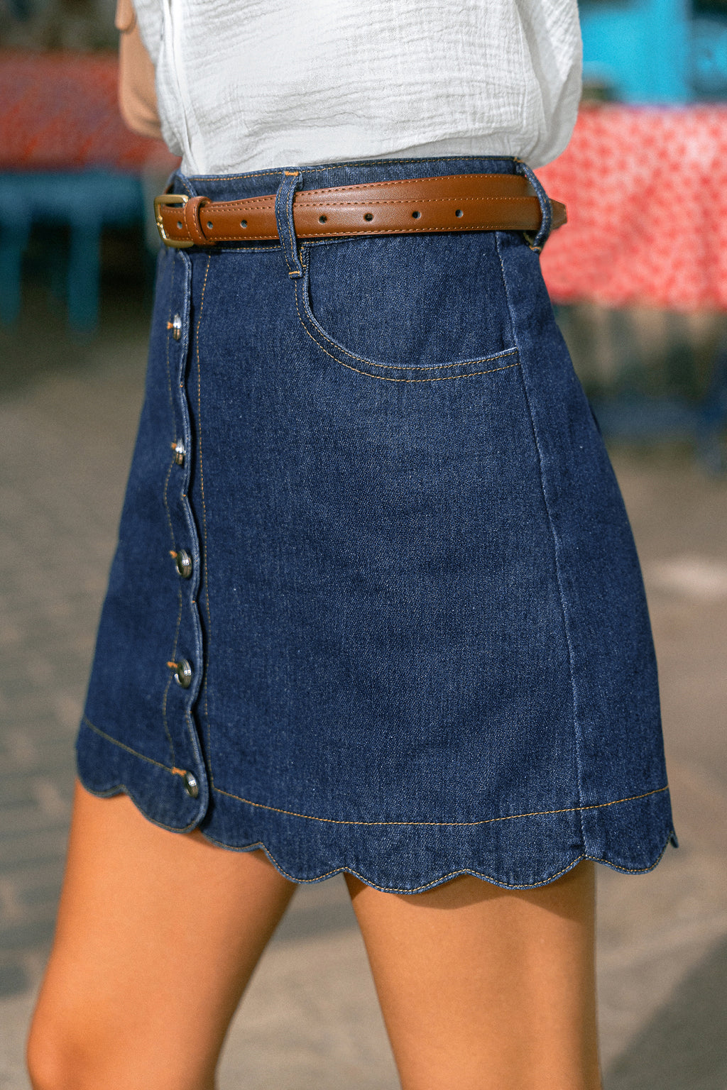 Blauer Minirock mit Wellen­saum