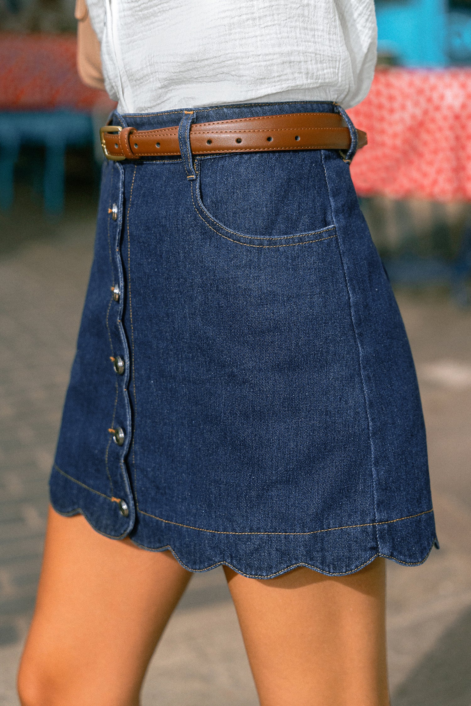 Blauer Minirock mit Wellen­saum
