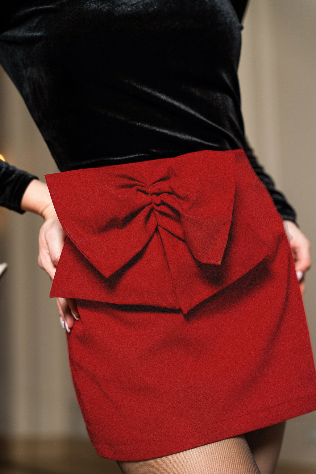 Roter Minirock mit Seitentasche und Schleife