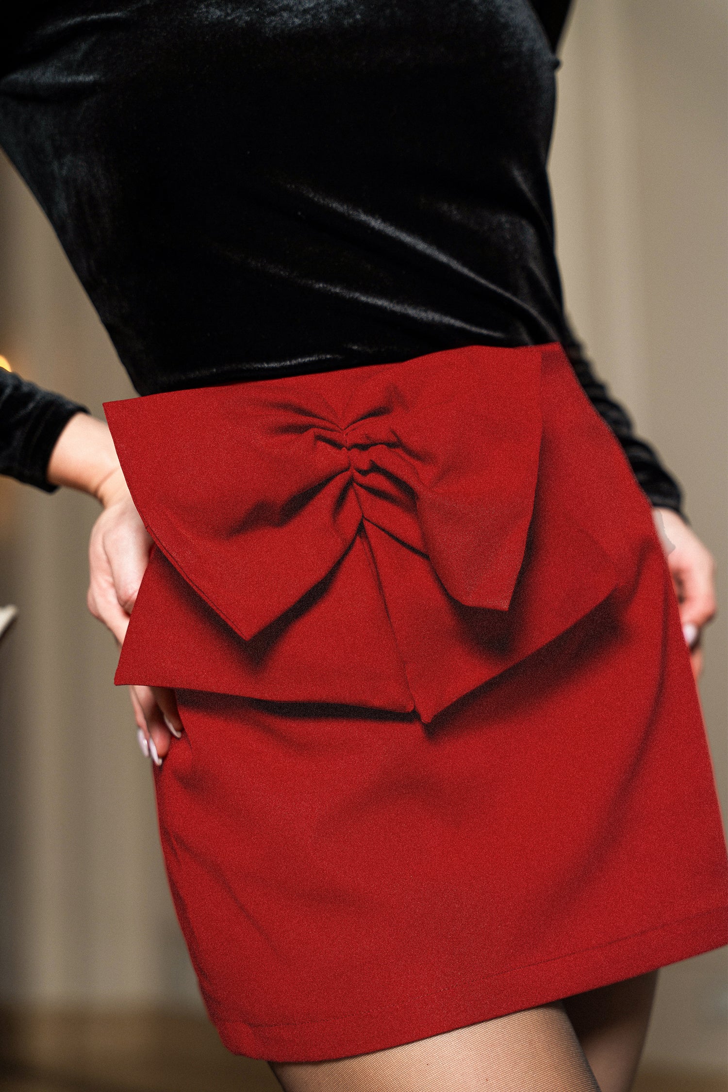 Roter Minirock mit Seitentasche und Schleife