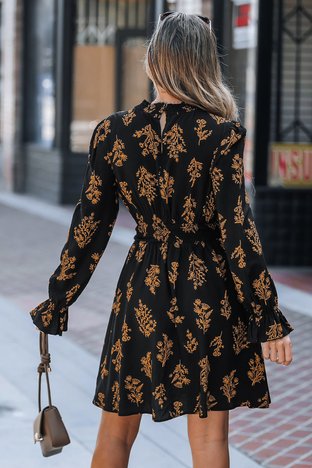 Schwarzes geblümtes Rundhals-Minikleid mit Blousonärmeln