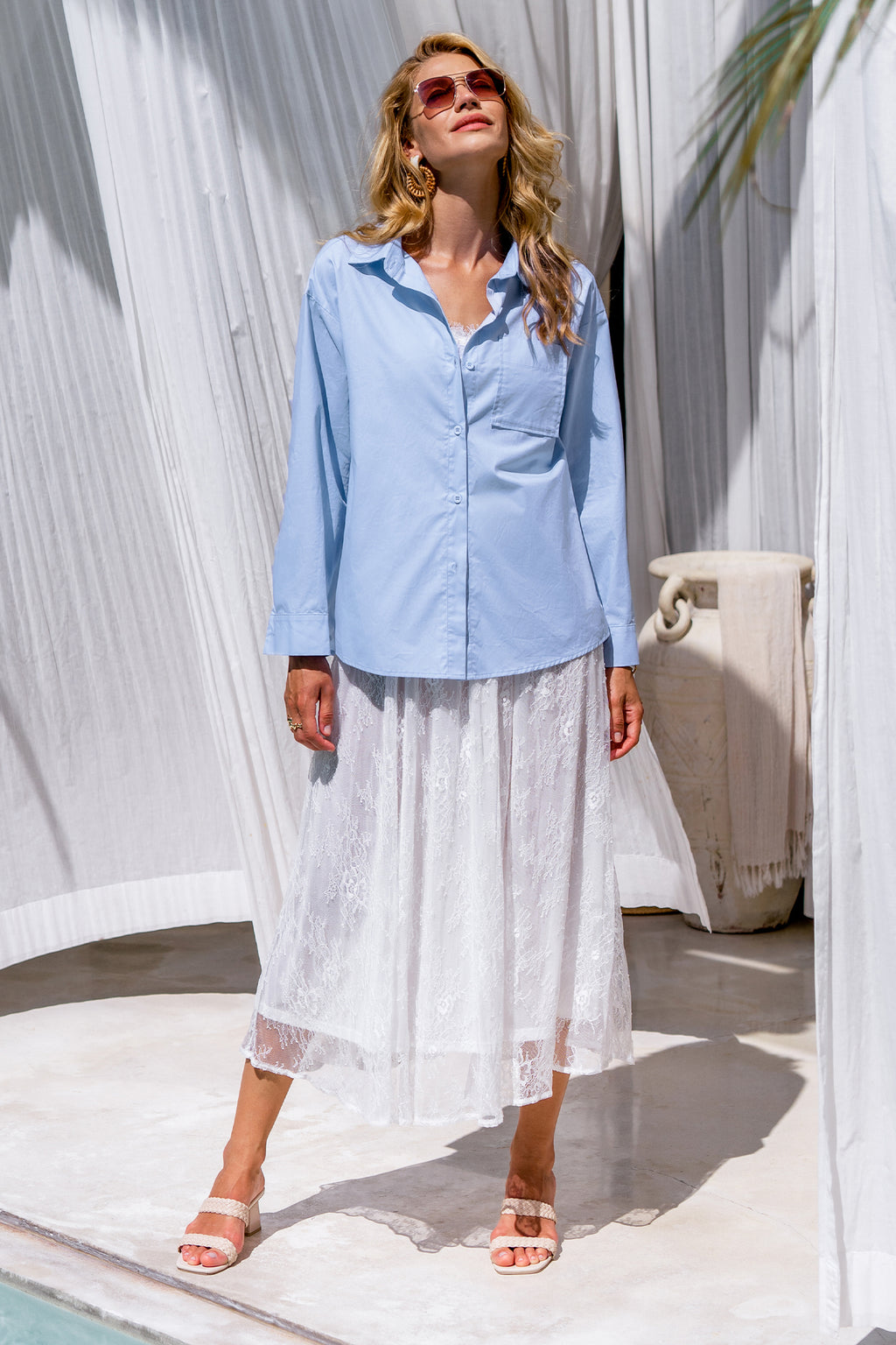Klassische blaue Bluse