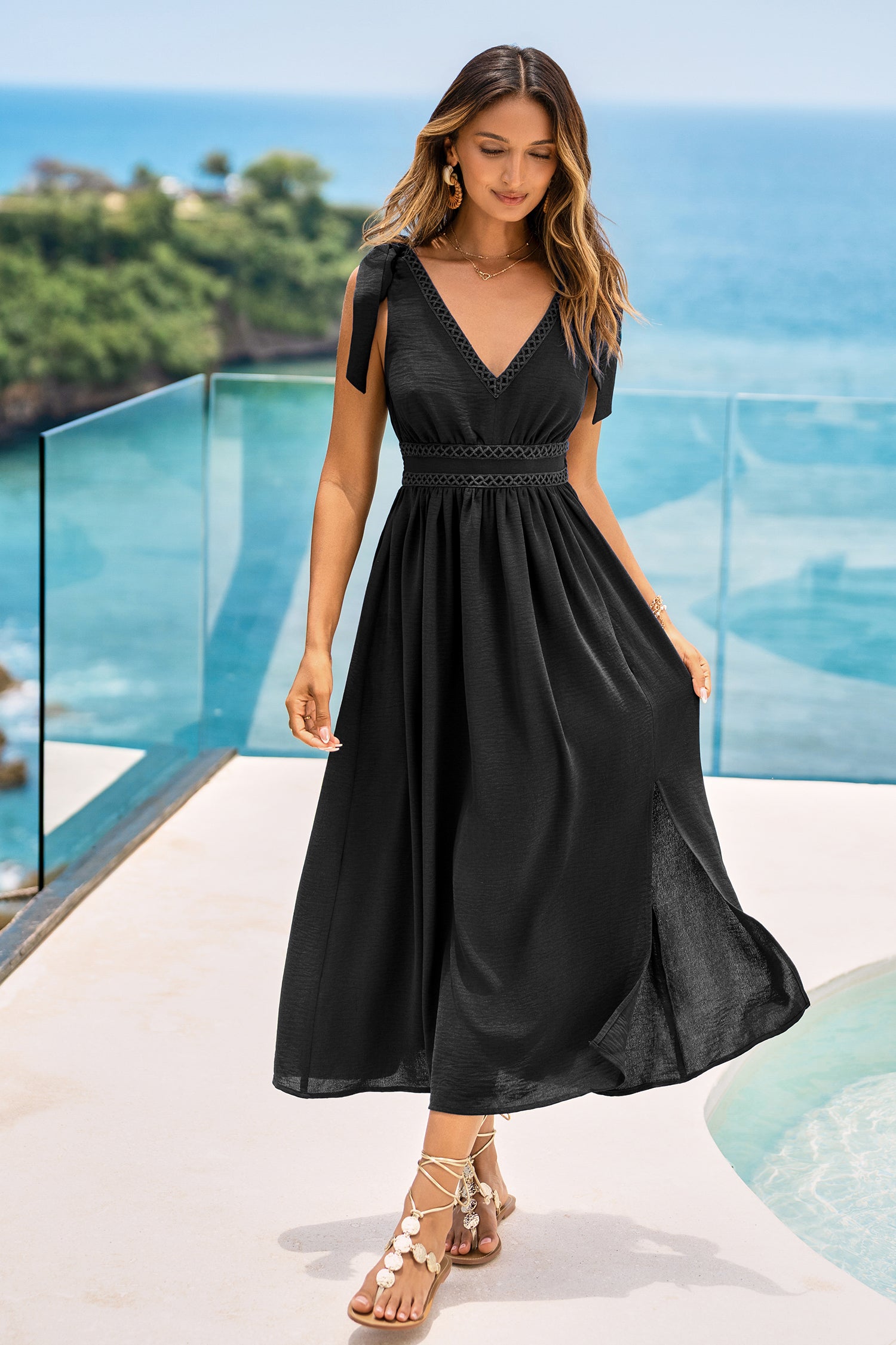 Schwarzes Maxi-Urlaubs-Sommerkleid mit tiefem Ausschnitt