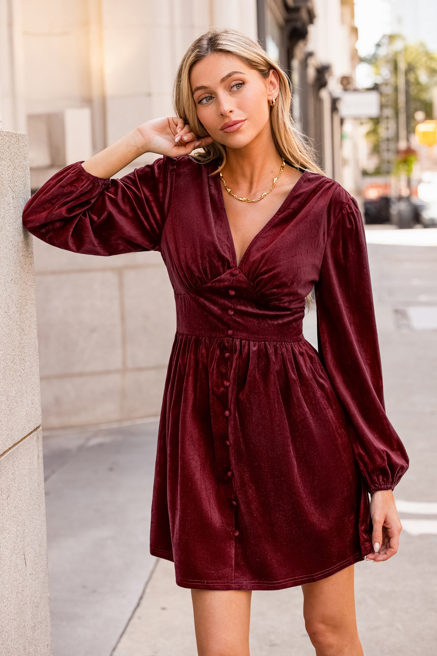Rotes V-Ausschnitt Langarm Mini-Samtkleid