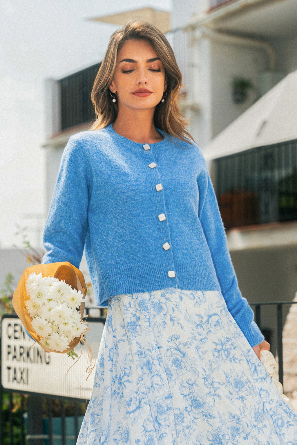 Blaue Strickjacke mit Knopfleiste vorne
