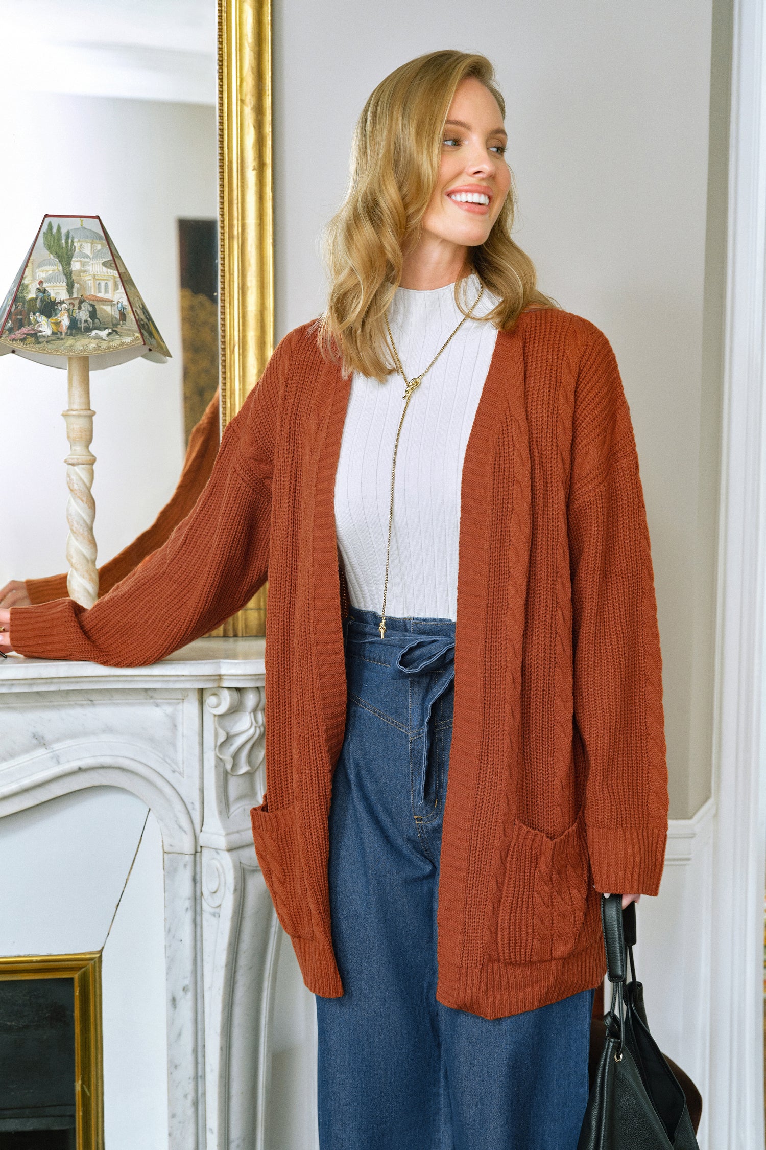 Orangefarbene Strickjacke