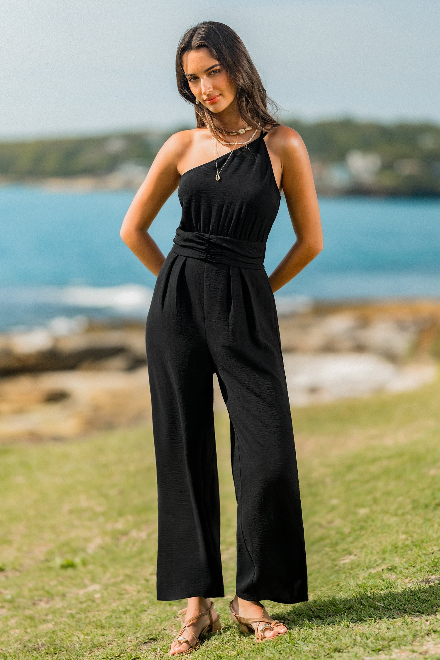 Schwarzer Ärmelloser Asymmetrischer Jumpsuit
