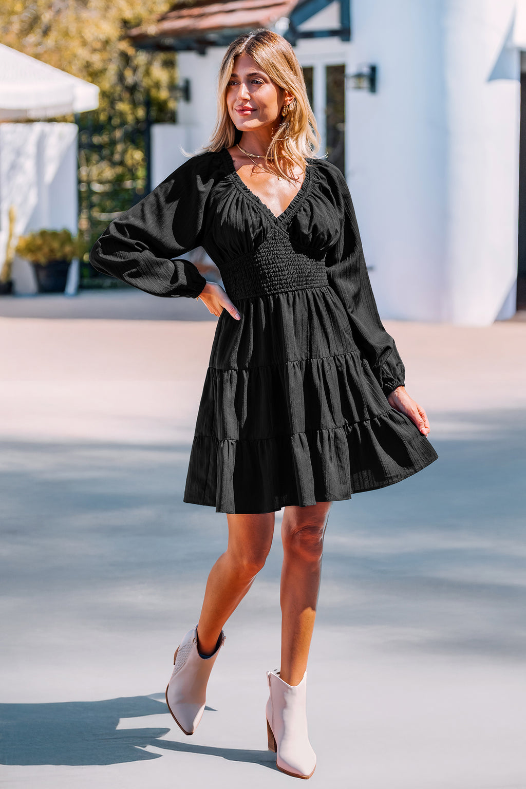 Schwarzes Gesmoktes V-Ausschnitt Lange Ärmel Minikleid