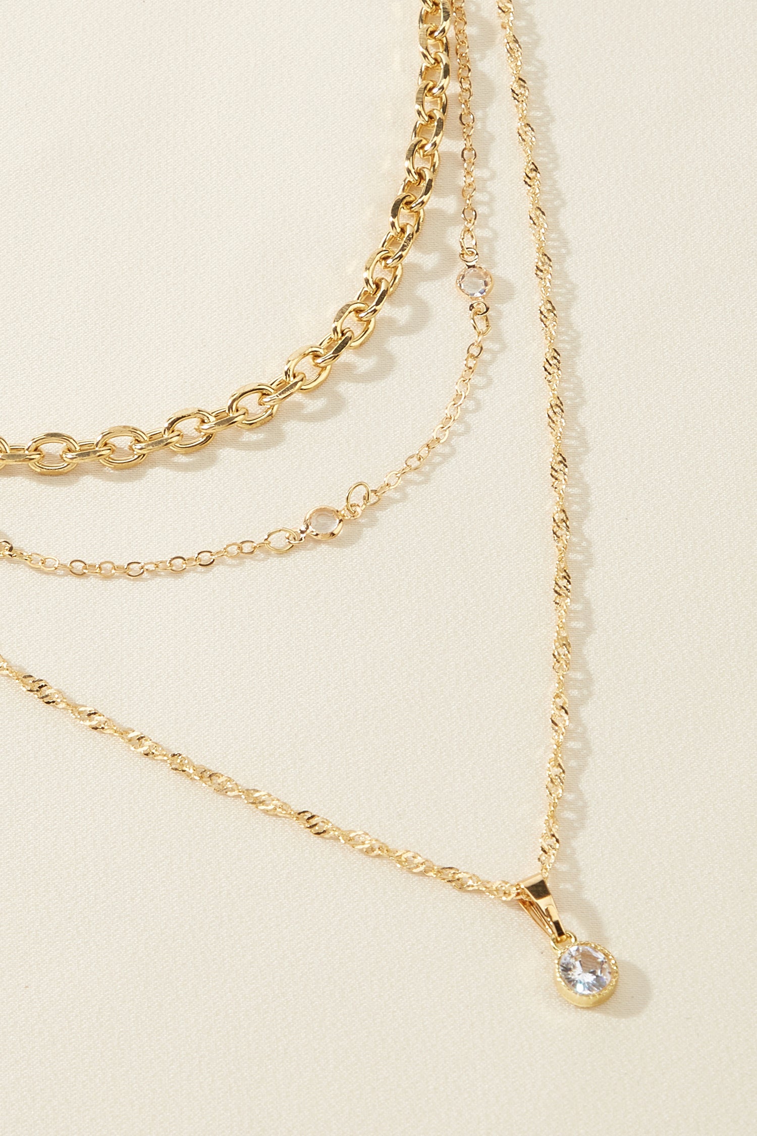 Goldfarbenes Halsketten-Set mit Strass-Akzenten