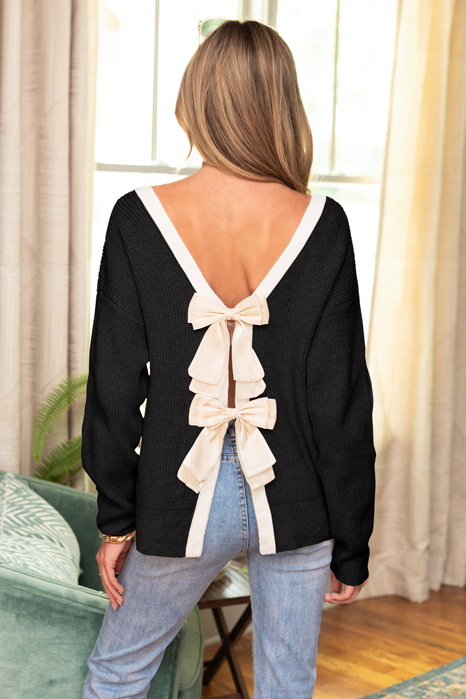 Schwarzer Pullover mit offenem Rücken
