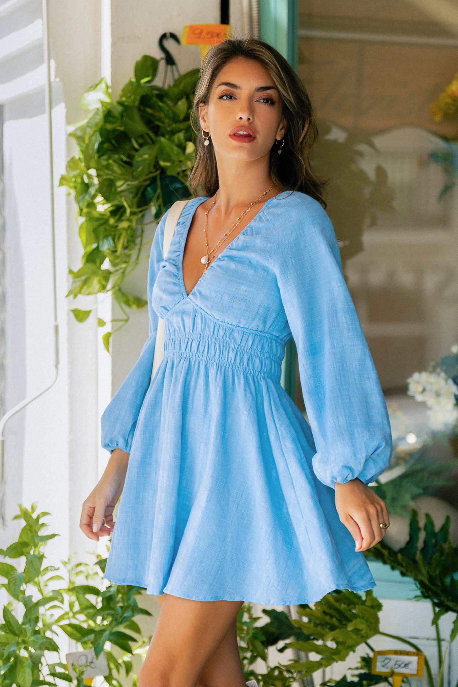 Blaues Tiefer Ausschnitt Gesmoktes Mini-Baumwollkleid
