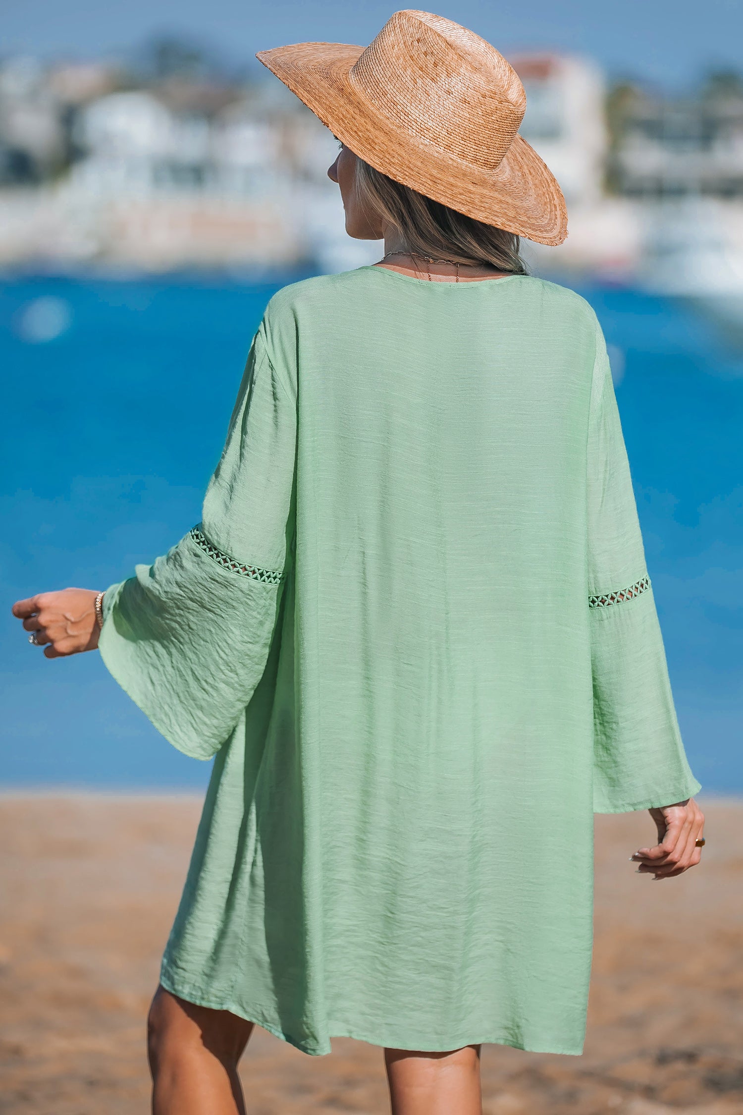 Grünes Mini-Strandkleid mit V-Ausschnitt