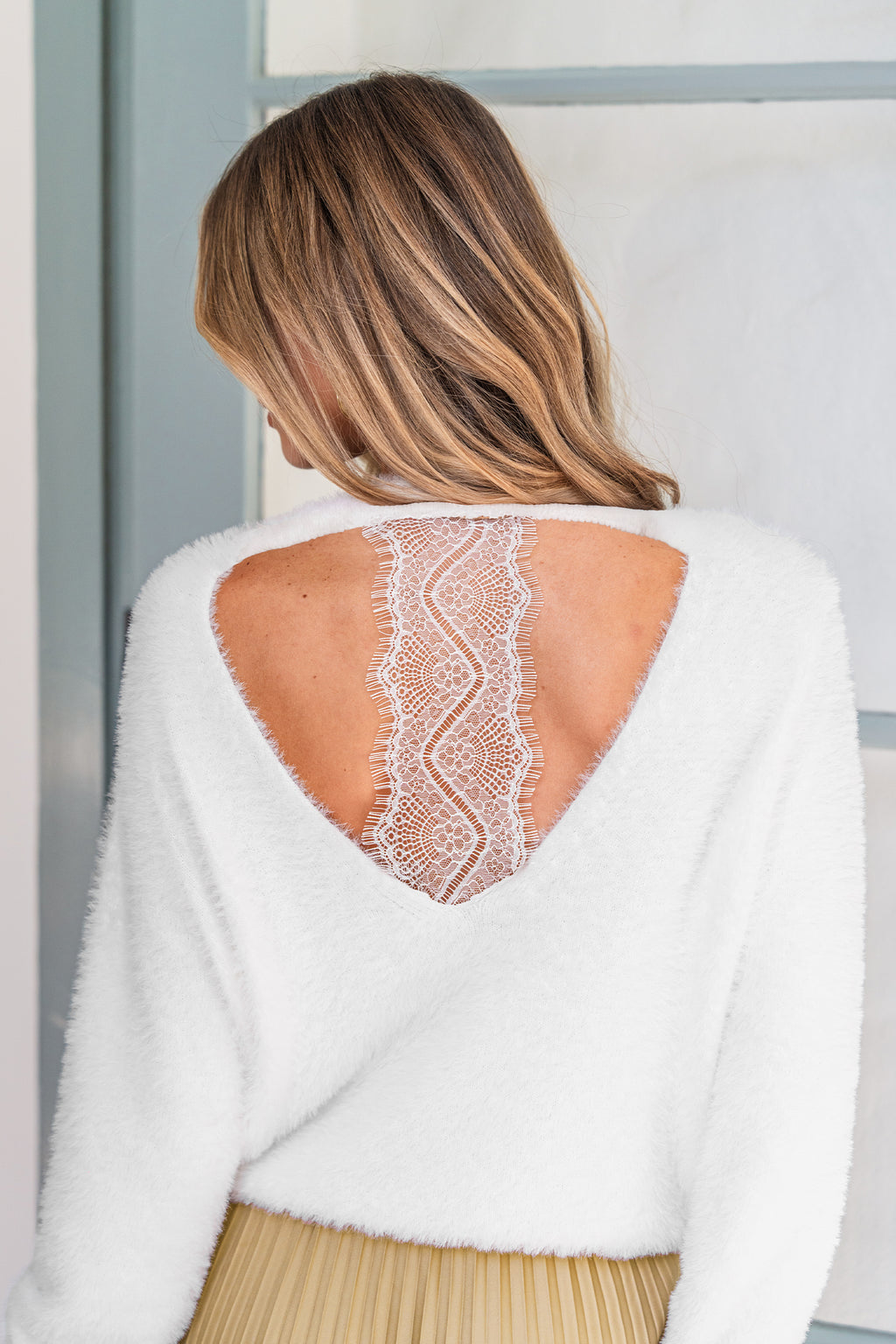 Weißer Pullover mit offenem Rücken