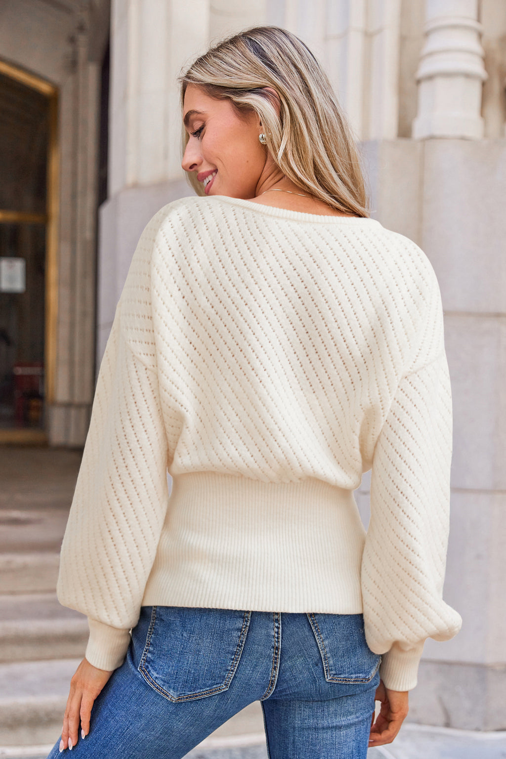 Cremefarbener Bootsausschnitt Taillierter Langarmpullover