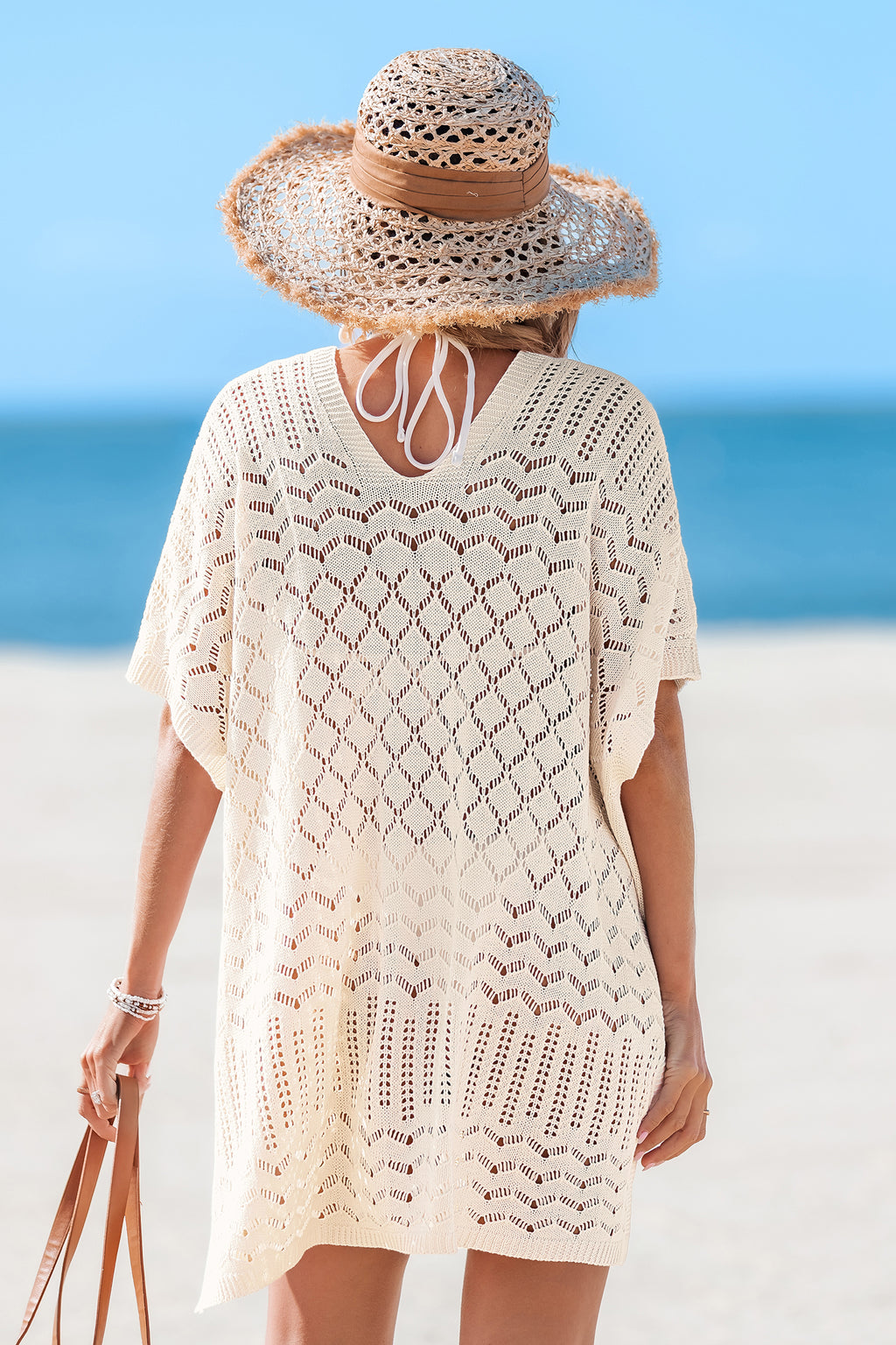 Beiges Mini-Strick-Strandkleid mit geteiltem Saum